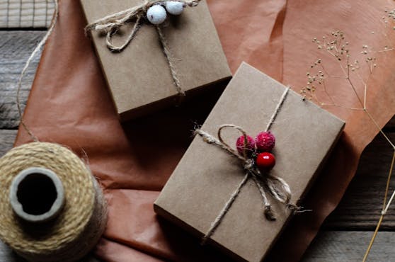 Mache deinen Liebsten eine doppelte Freude und überrasche sie dieses Jahr mit einfallsreichen und nachhaltigem Geschenkpapier.