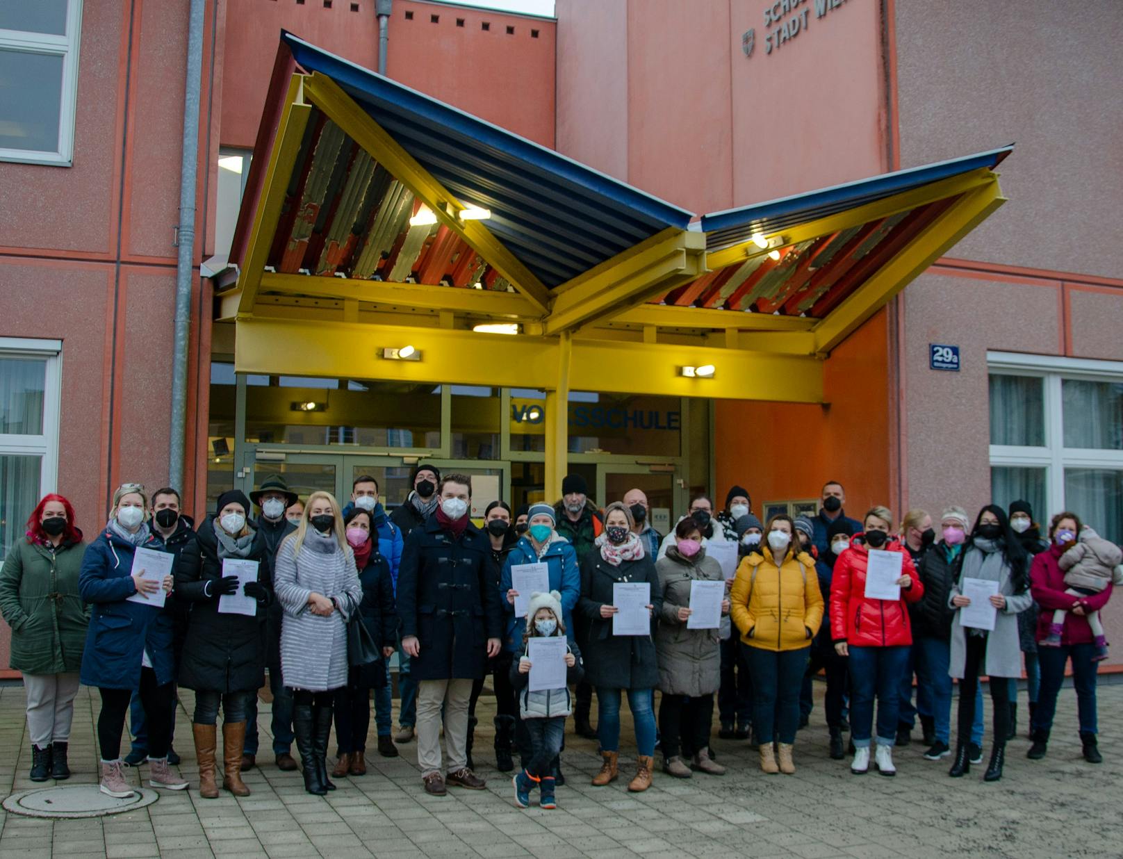 ÖVP-Gemeinderat Harald Zierfuß mit betroffenen Eltern und Kindern vor der Volksschule in Wien-Floridsdorf.