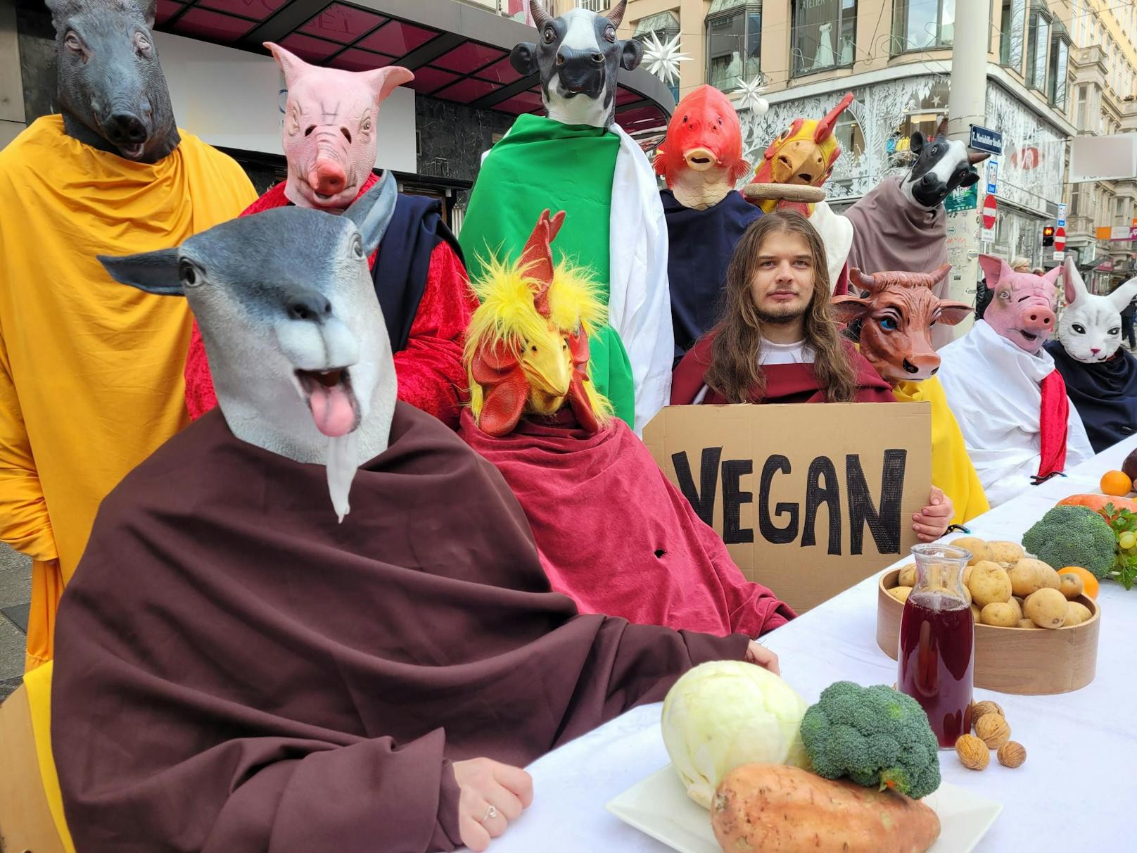 Mitten auf der Mariahilfer Straße in Wien fand der Protest der Verein gegen Tierfabriken am 16. Dezember statt. 