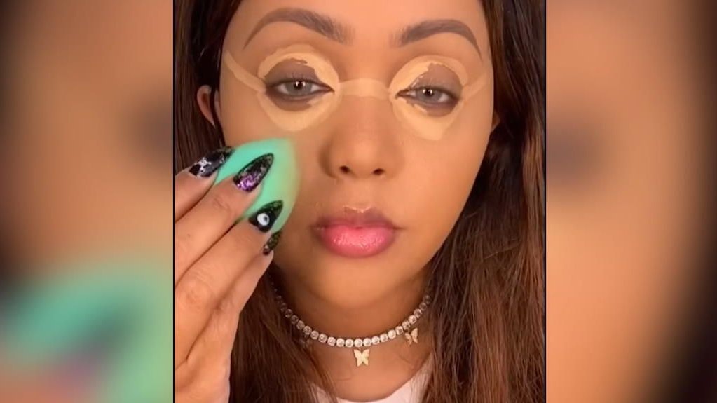 Auf Social-Media Plattformen stößt man auf so manche skurrile Trends. Ein perfektes Beispiel dafür wäre der Concealer-Brille-Trend, der alle verdutzt.