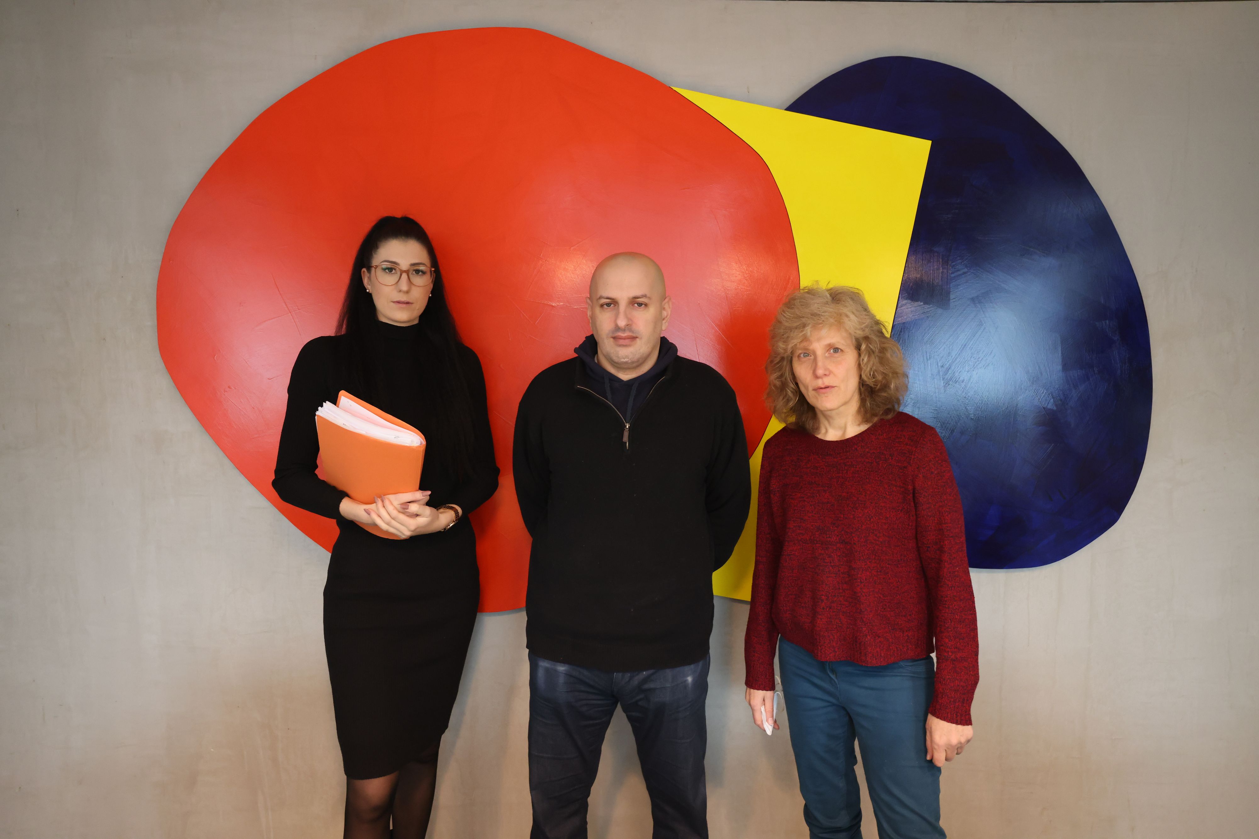 Die Oma von Ex-Basketballer Beni Hen (hier mit Birgit Schaible und Anwältin Anna Mair) starb vor Entscheidung der MA 35.