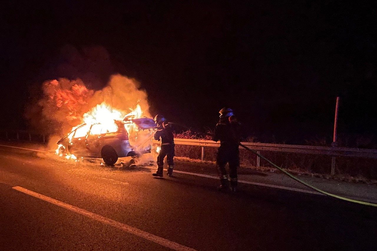 Der BMW brannte völlig aus.