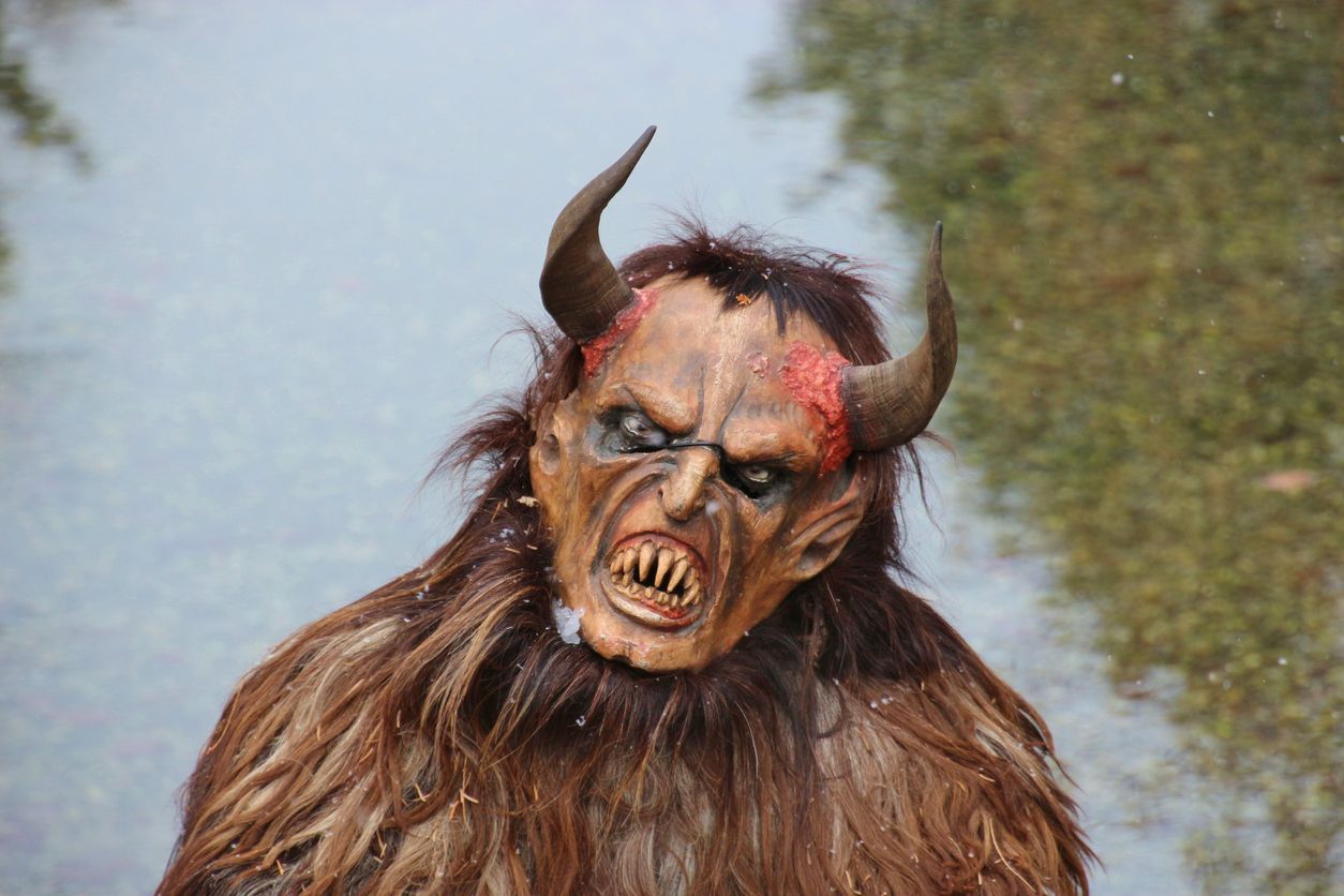 Der Bub trug eine Krampusmaske und wurde damit von einem älteren Herrn geschlagen.