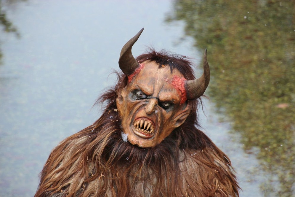 Der Bub trug eine Krampusmaske und wurde damit von einem älteren Herrn geschlagen.