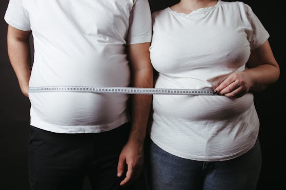 Menschen mit Mehrgewicht haben öfter schwere Krankheitsverläufe oder sterben an Covid-19.