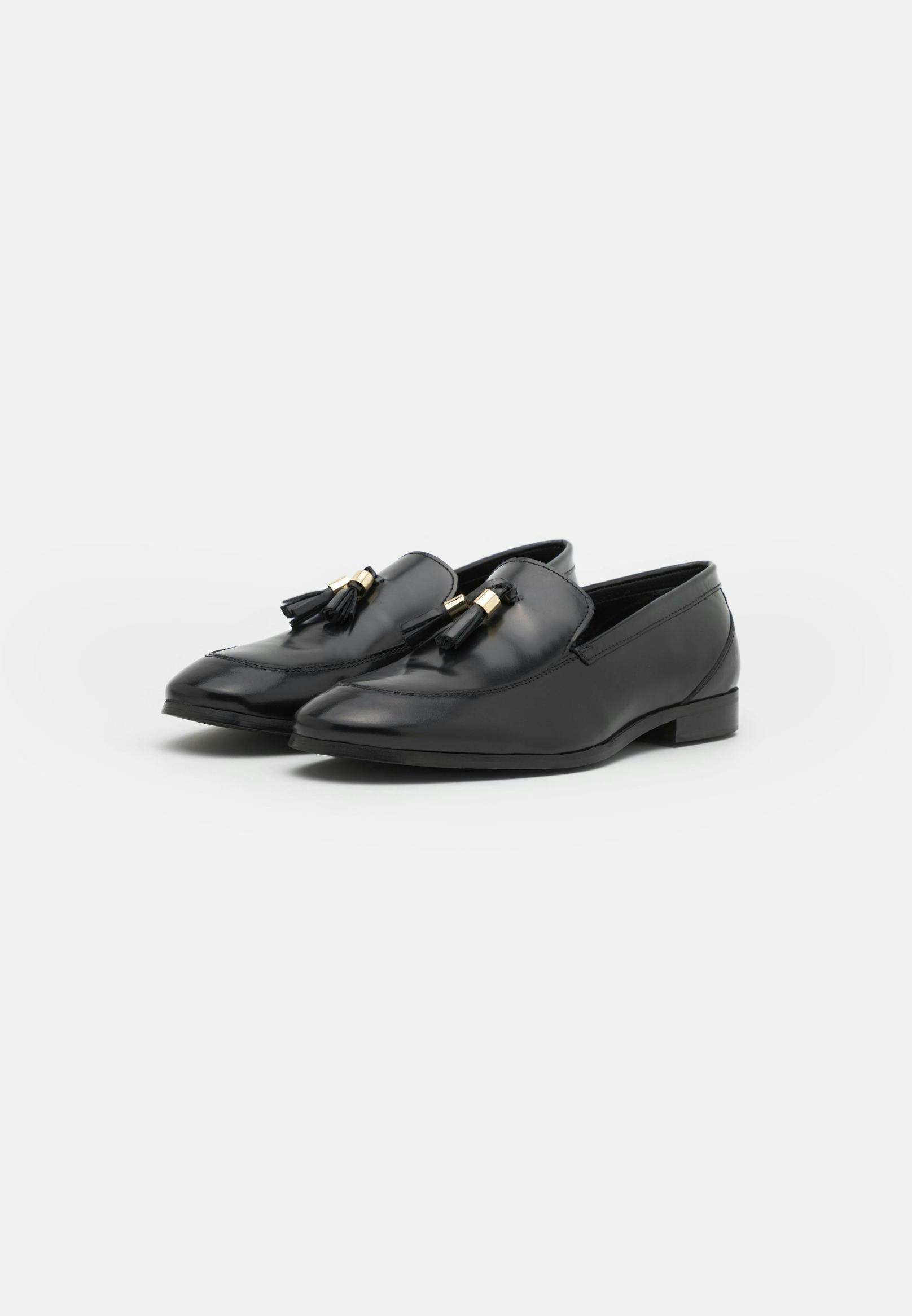 Slipper von Zign: <strong><a target="_blank" href="https://www.zalando.at/zign-business-slipper-black-zi112c0c0-q11.html">Jetzt im Online-Shop von Zalando</a></strong> um € 69,99 zu haben.