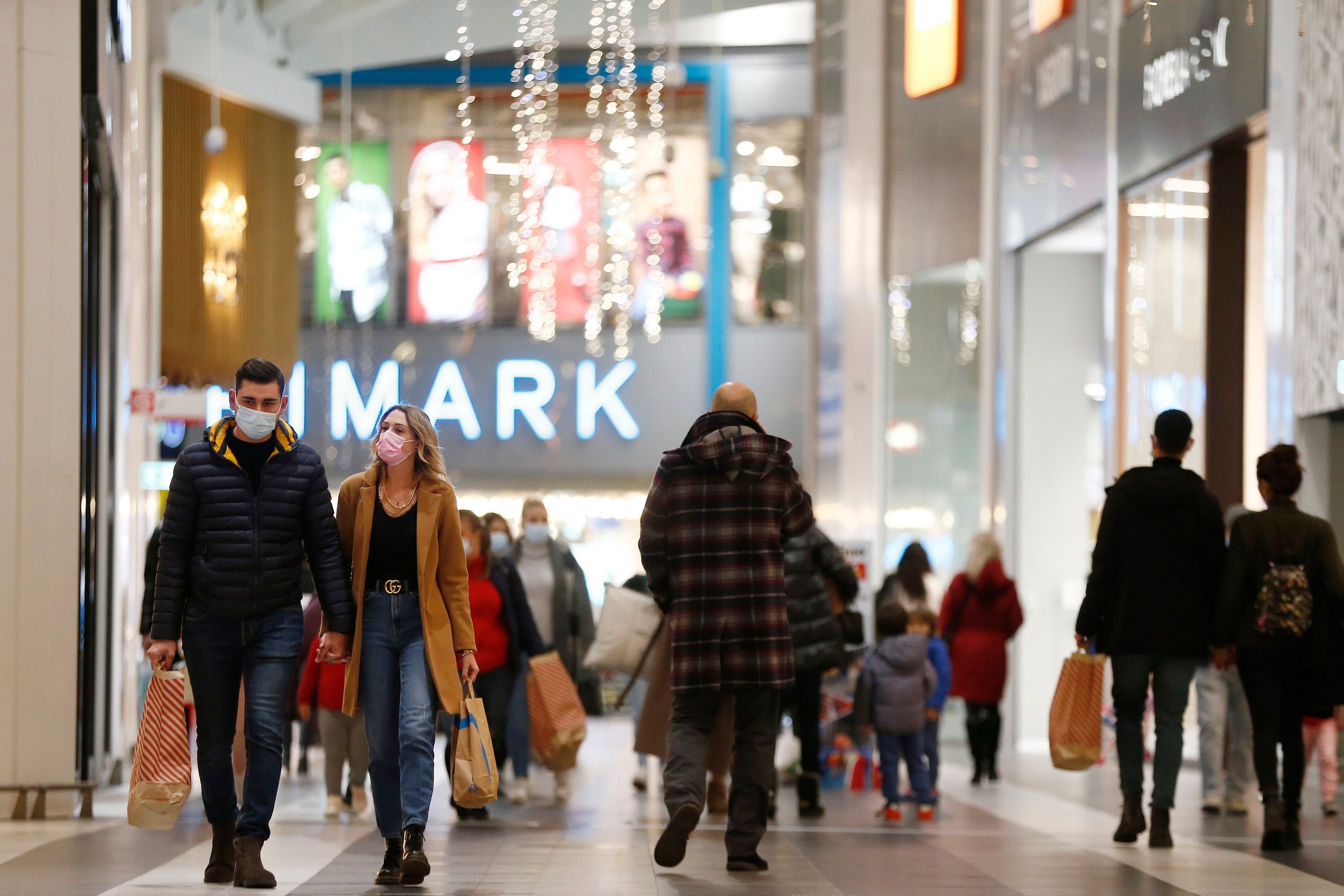 Download von www.picturedesk.com am 16.12.2021 (14:39).  THEMENBILD - Weihnachtseinkäufe in einem Einkaufscenter. Hier im Bild Shopping Mall Maximo in Rom, Italien am Dienstag den 14. Dezember 2021 // Christmas shopping in a mall, here in Picture, Maximo mall in Rome, Italy on 14. December 2021. EXPA Pictures © 2021, PhotoCredit: EXPA/ laPresse/ Cecilia Fabiano *****ATTENTION - for AUT, SUI, CRO, SLO only***** - 20211215_PD0199 - Rechteinfo: Rights Managed (RM)
