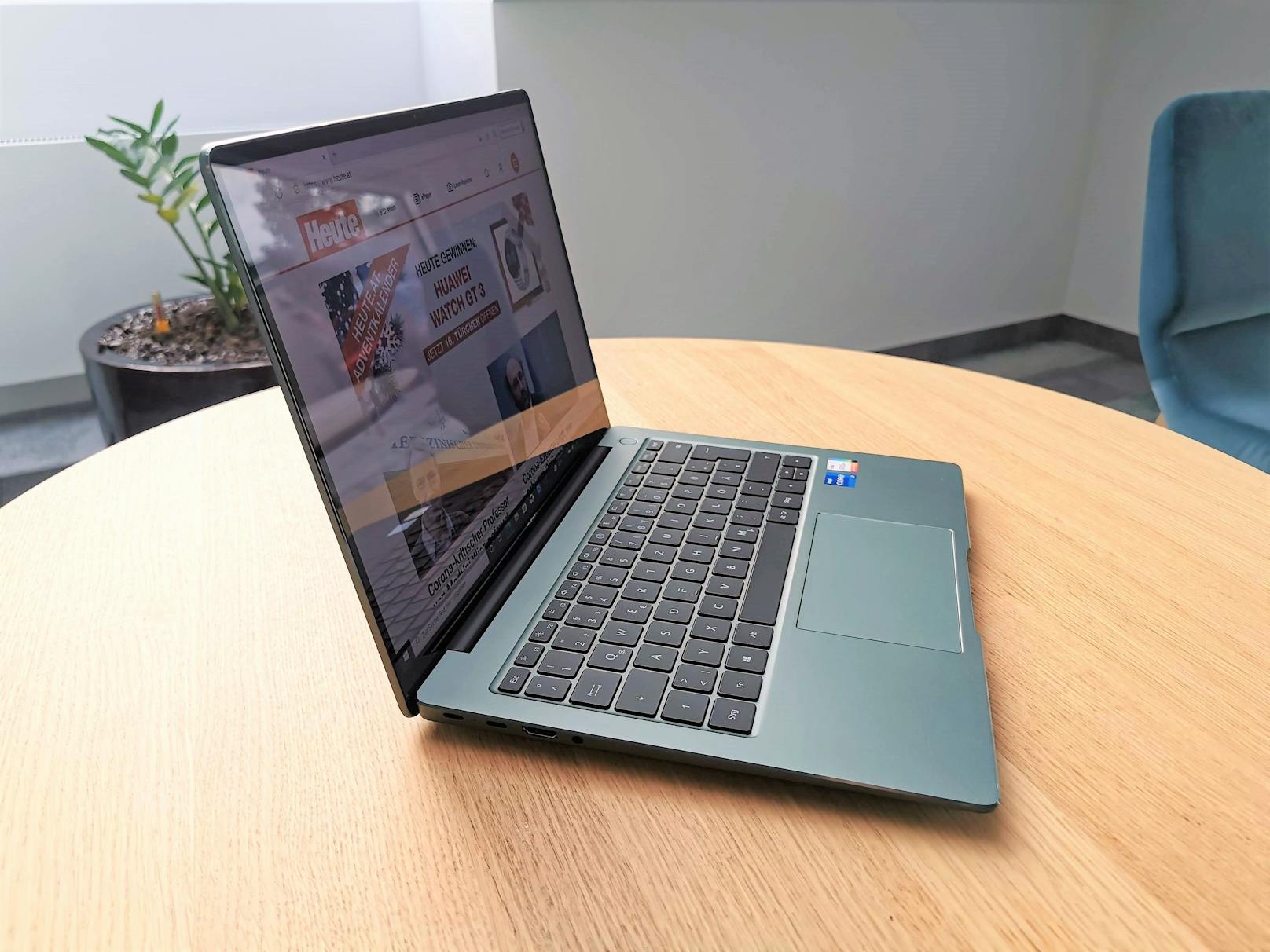 Doch auch abseits der absoluten Highlights hat das Huawei MateBook 14s sehr viel zu bieten. Die Verarbeitung ist einmal mehr hochkarätig, das Display liefert eine saubere und scharfe Darstellung und das Gehäuse ist modern und schick.&nbsp;