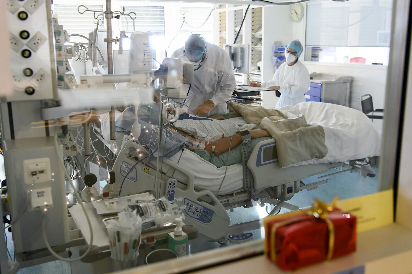 Alarmstufe Rot in den Spitälern: Hunderte Corona-Patienten werden Weihnachten auf den Intensivstationen verbringen.