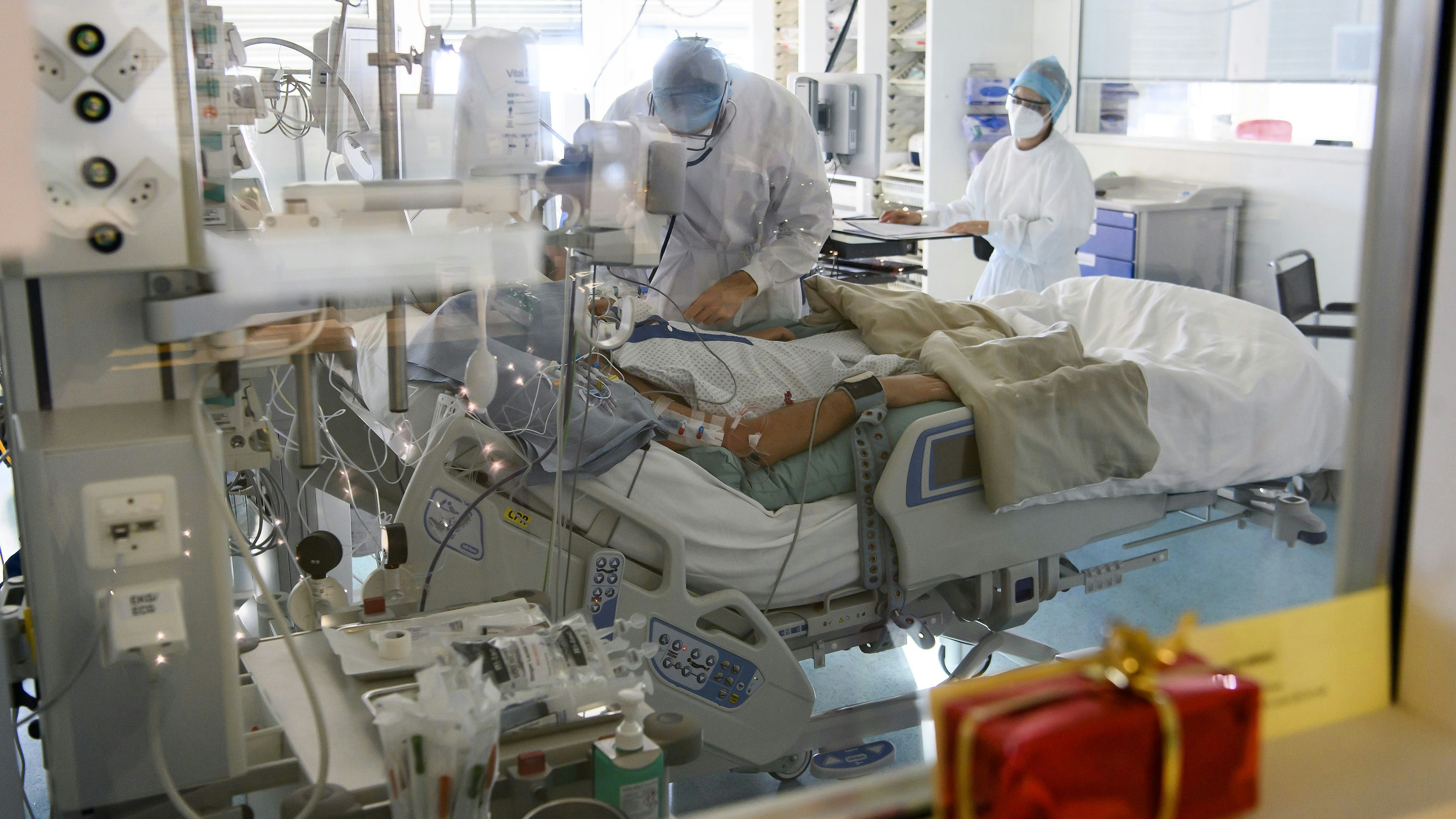 Alarmstufe Rot in den Spitälern: Hunderte Corona-Patienten werden Weihnachten auf den Intensivstationen verbringen.