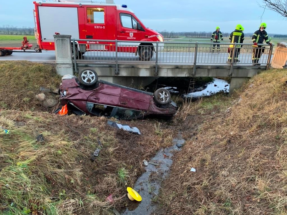 Die Einsatzkräfte fanden nur den Wagen im Bach.