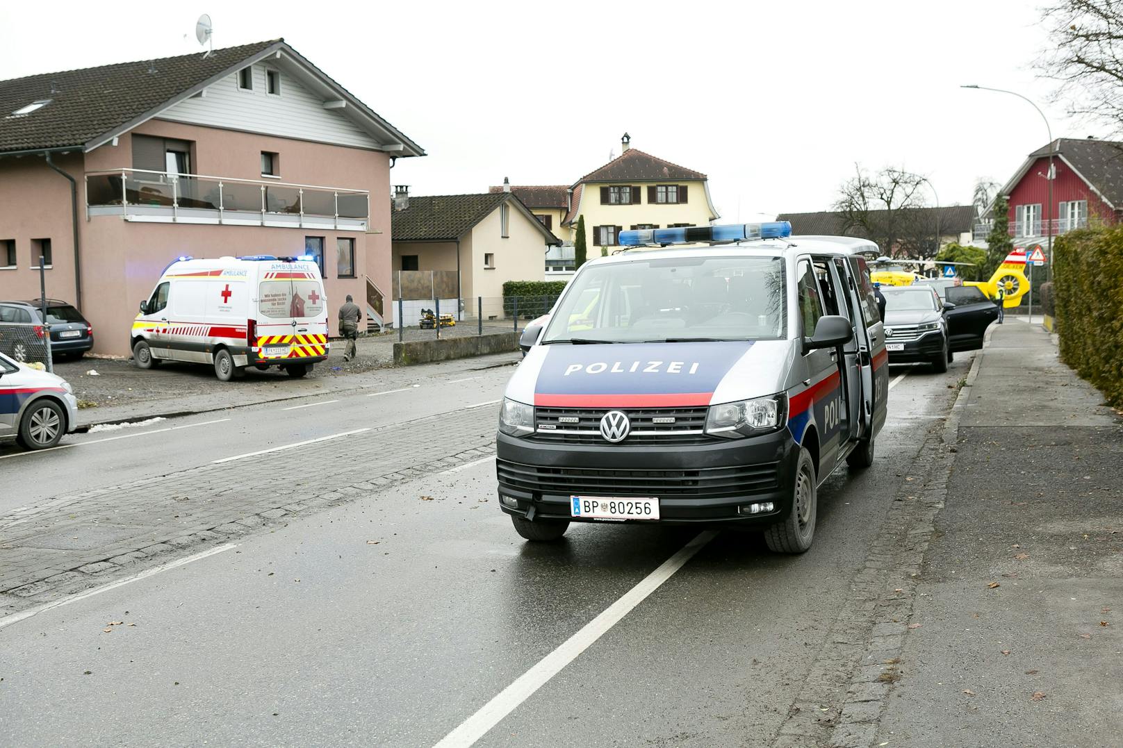 Vor dem Tatort in Hohenems kam es am Donnerstag zu einem Großeinsatz.