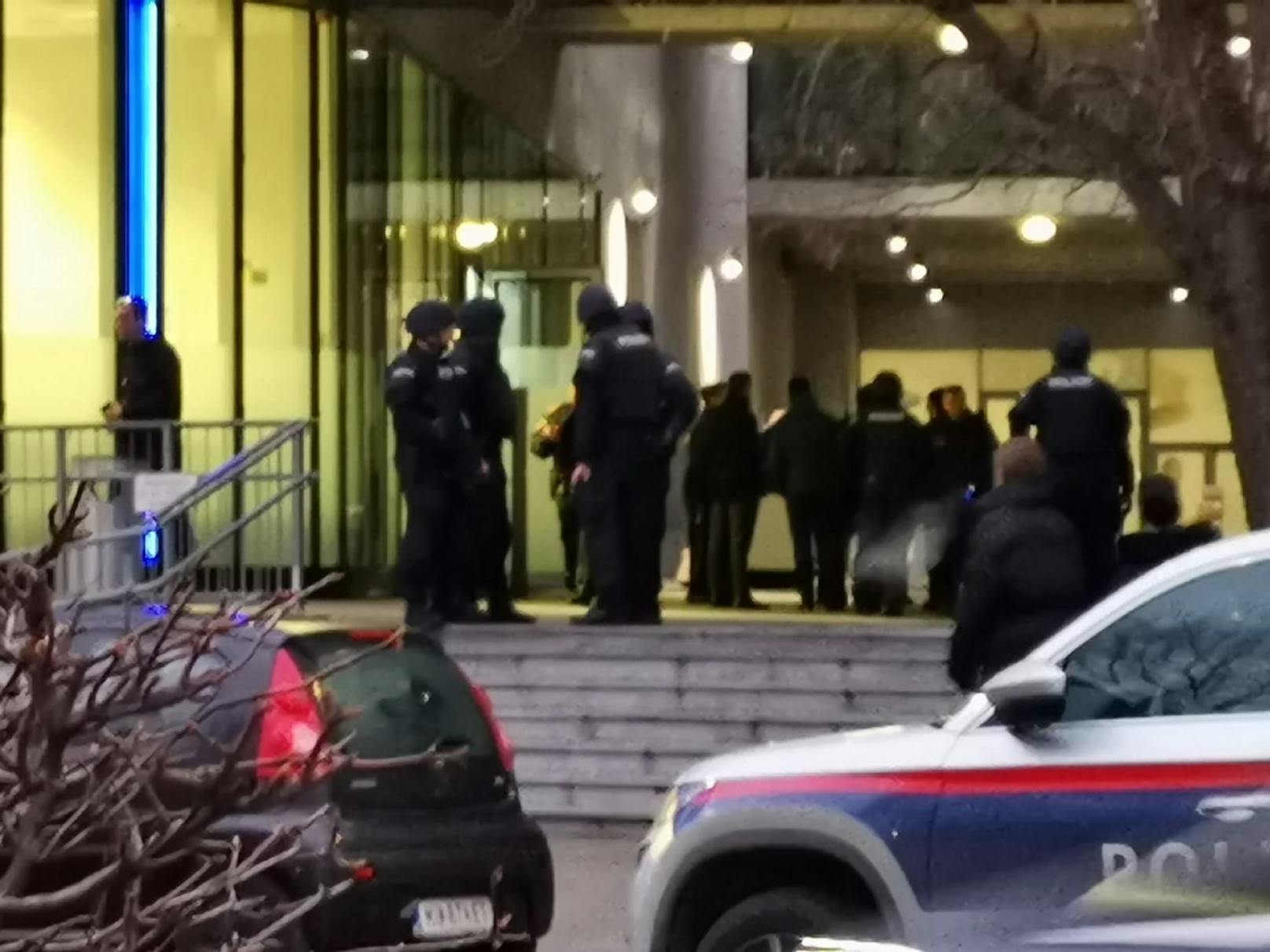 Dutzende Polizeibeamte stehen bei der Wiener Mall