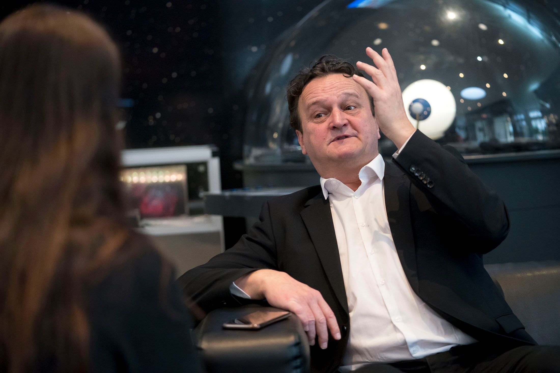 interview mit hanno settele im planetarium im prater, mit redakteurin amra duric, 20200226 foto: helmut graf/tageszeitung heute