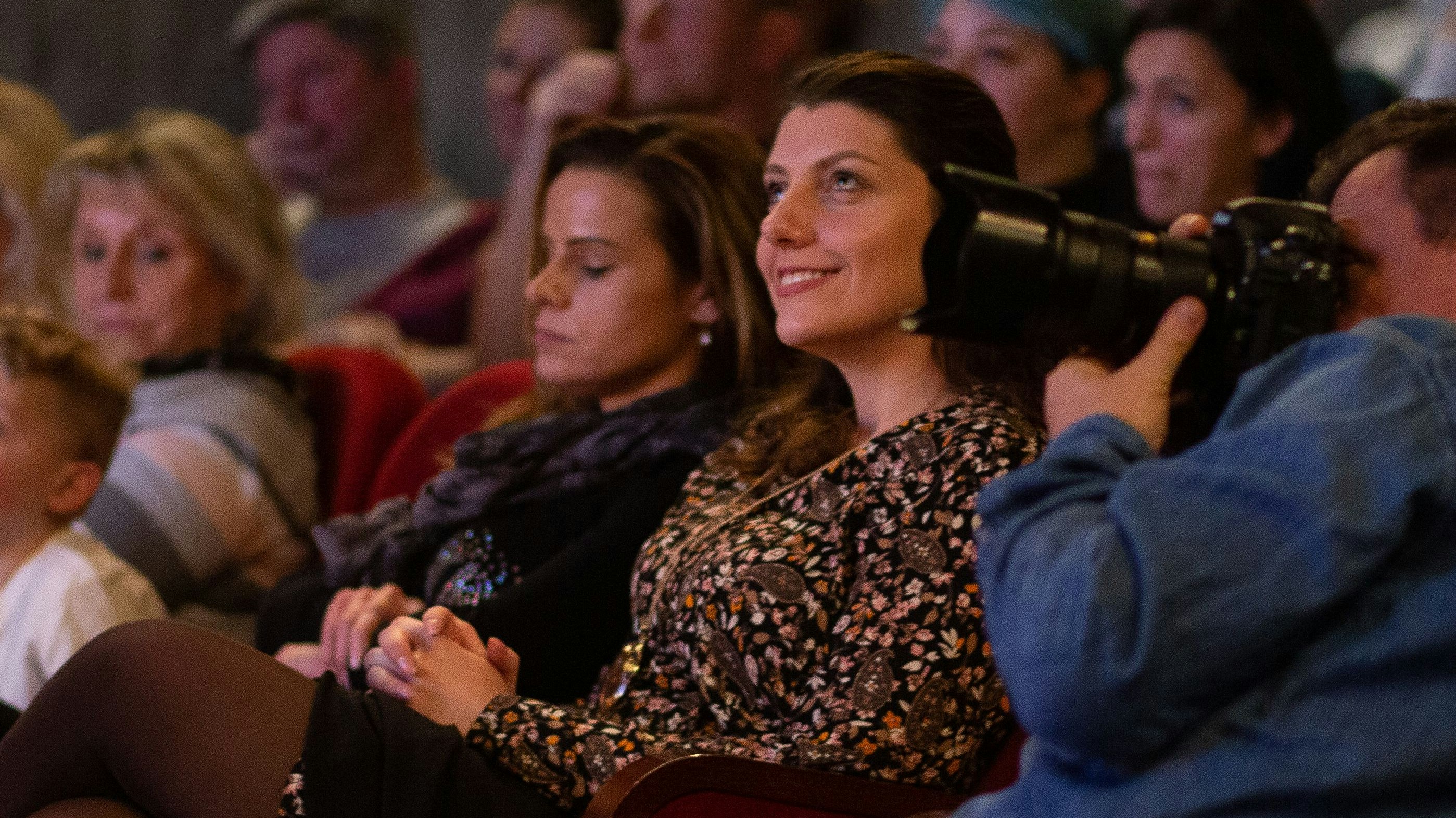 Gemeinsames Foto sind Mangelware: Linda, die Verlobte von <strong>Sebastian Fitzek</strong> bei der Buchpräsentation von "Die Geschichte vom traurigen Weihnachtsbaum".