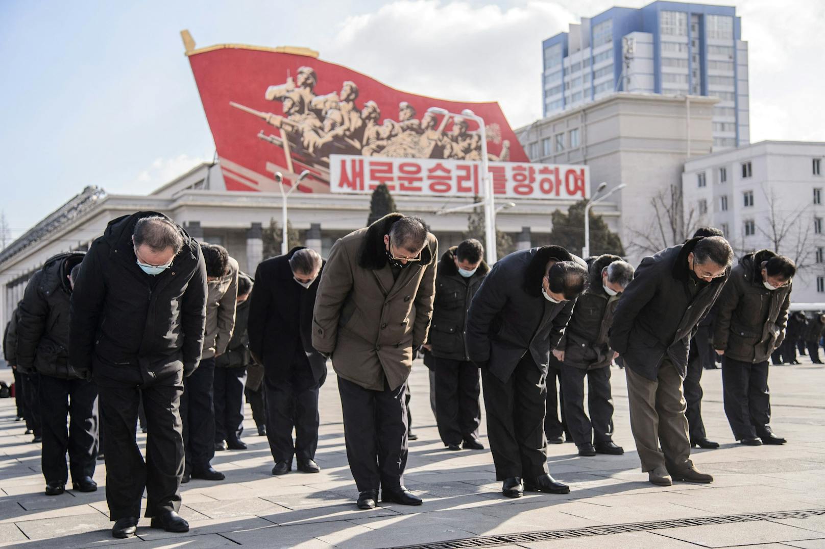 Nordkoreaner bei den Trauerfeierlichkeiten zum Todestag von Kim Jong Il.