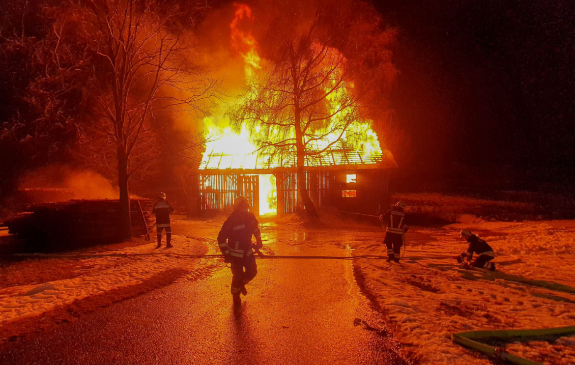 Die Scheune mit landwirtschaftlichen Geräten brannte völlig ab.
