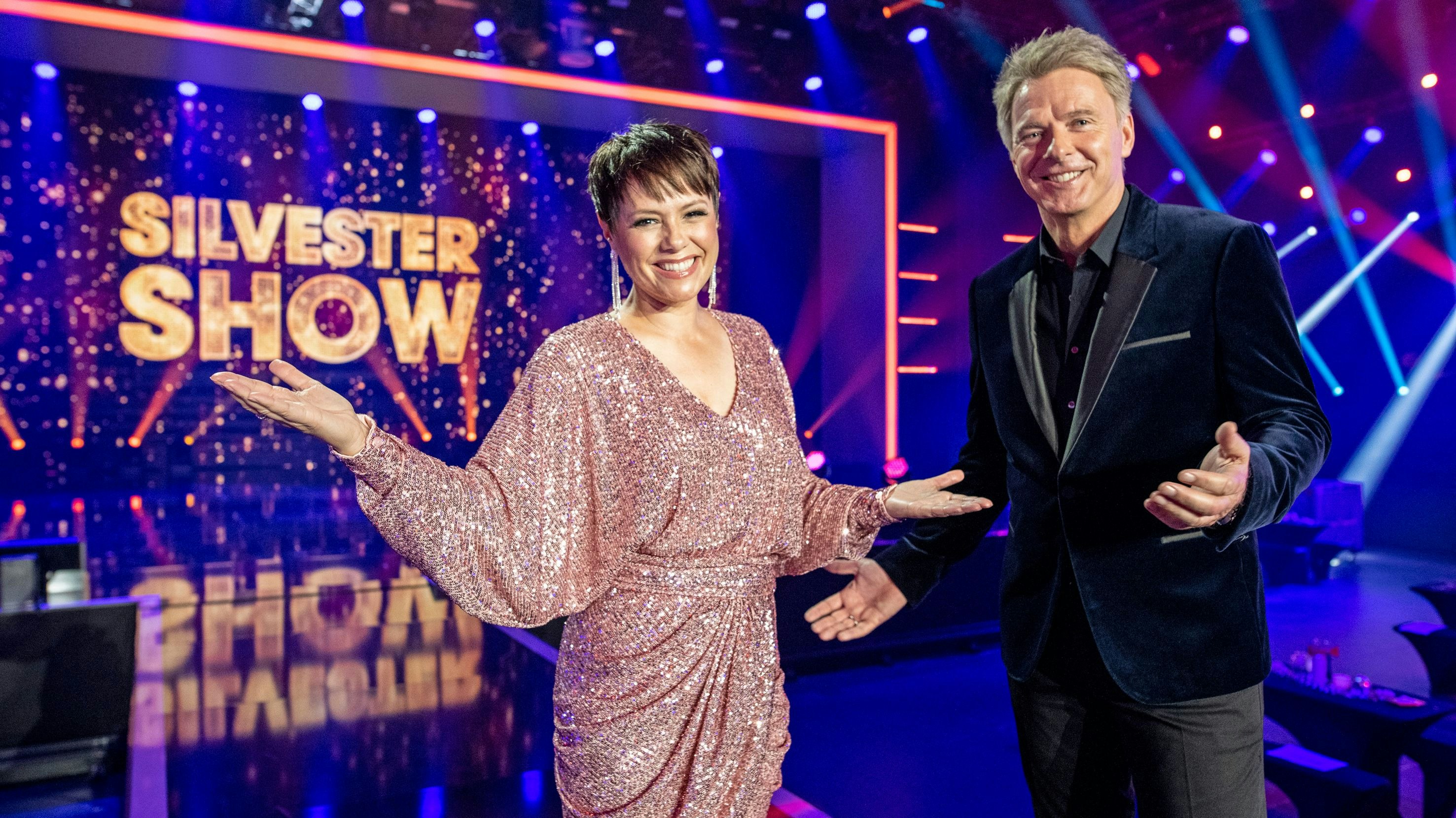 ARD/BR DIE SILVESTERSHOW MIT JÖRG PILAWA, am Freitag (31.12.21) um 20:15 Uhr im ERSTEN. Die Moderatoren Francine Jordi und Jörg Pilawa. © BR/ORF/Sascha Baumann, honorarfrei - Verwendung gemäß der AGB im engen inhaltlichen, redaktionellen Zusammenhang mit genannter BR-Sendung und bei Nennung "Bild: BR/ORF/Sascha Baumann" (S2). BR/Bildmanagement, Tel: 089/5900-33133, Fax: -10585, Bildmanagement@br.de, www.br-foto.de
