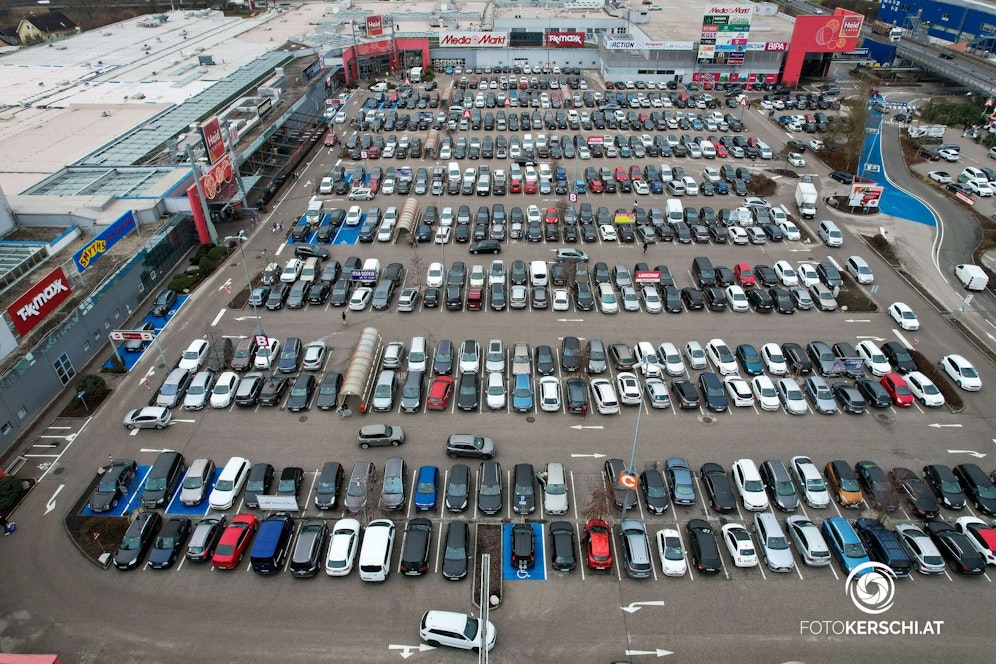 Die Parkplätze sind nach 25 Tagen allgemeinen harten Lockdown für alle wieder voll.&nbsp;