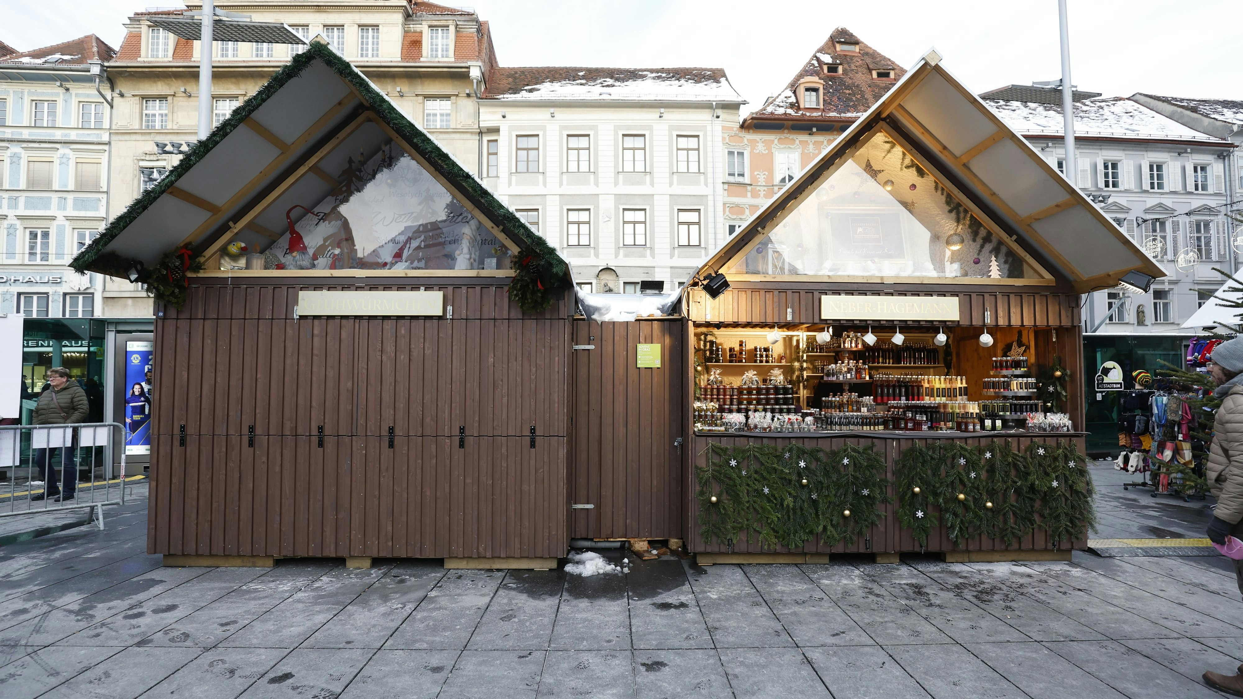 Download von www.picturedesk.com am 17.12.2021 (14:19).  ABD0164_20211212 - GRAZ - ÖSTERREICH: Ein Weihnachtsmarkt in Graz am Sonntag, 12. Dezember 2021. Handwerks-Stände dürfen seit heute geöffnet haben während Gastronomie- und Punschstände bis 17. Dezember geschlossen haben. - FOTO: APA/ERWIN SCHERIAU - 20211212_PD5044 - Rechteinfo: Rights Managed (RM)