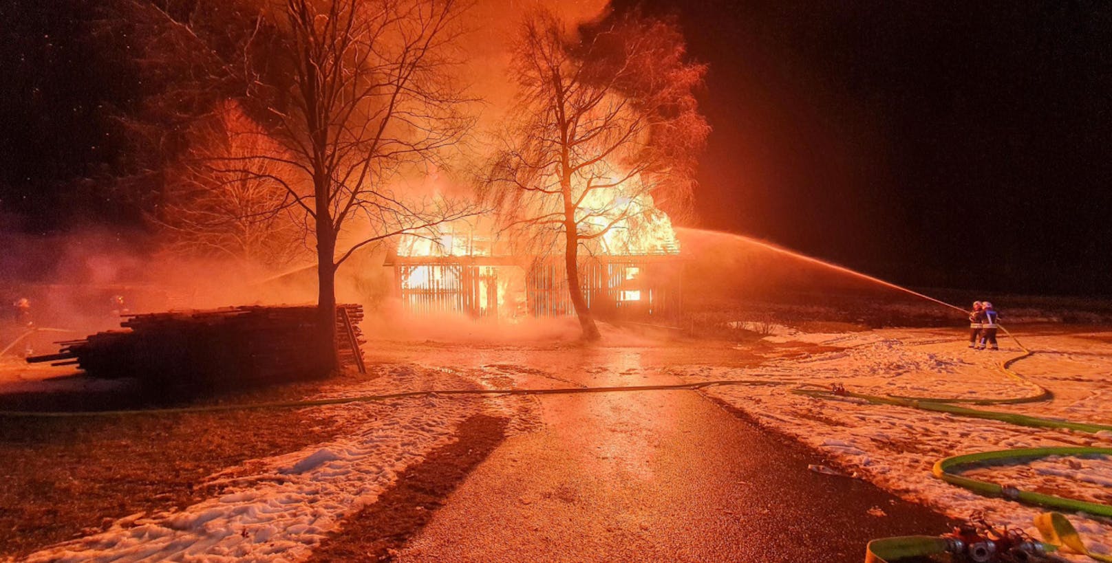 Die Wehren bekämpften das Flammenmeer.