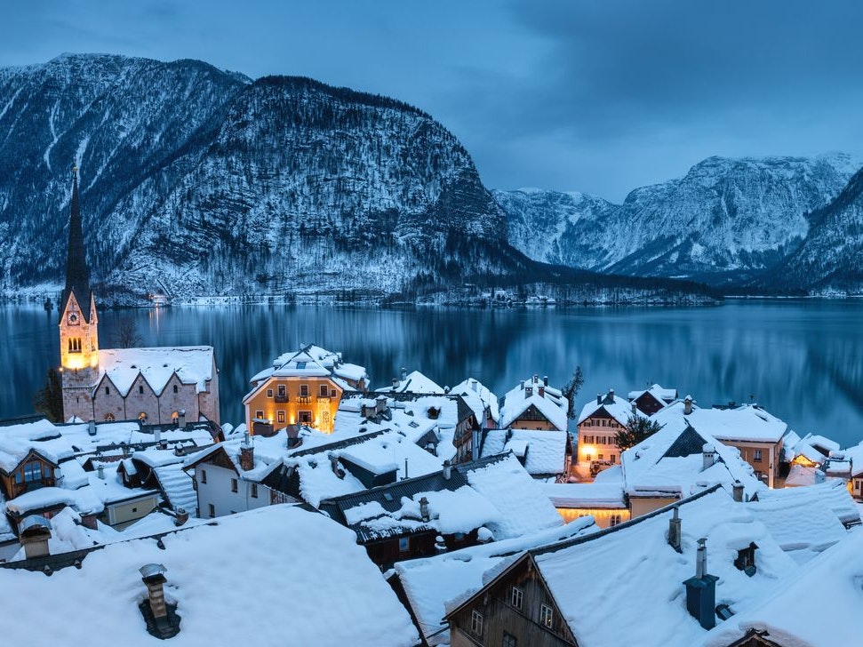Tranquil winter evening in idyllic Austrian village Hallstatt by Hallstatter See.