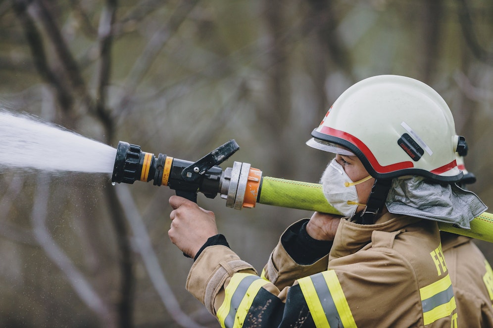 Gleich zwei Einfamilienhäuser wurden in der Nacht auf Freitag schwer beschädigt.