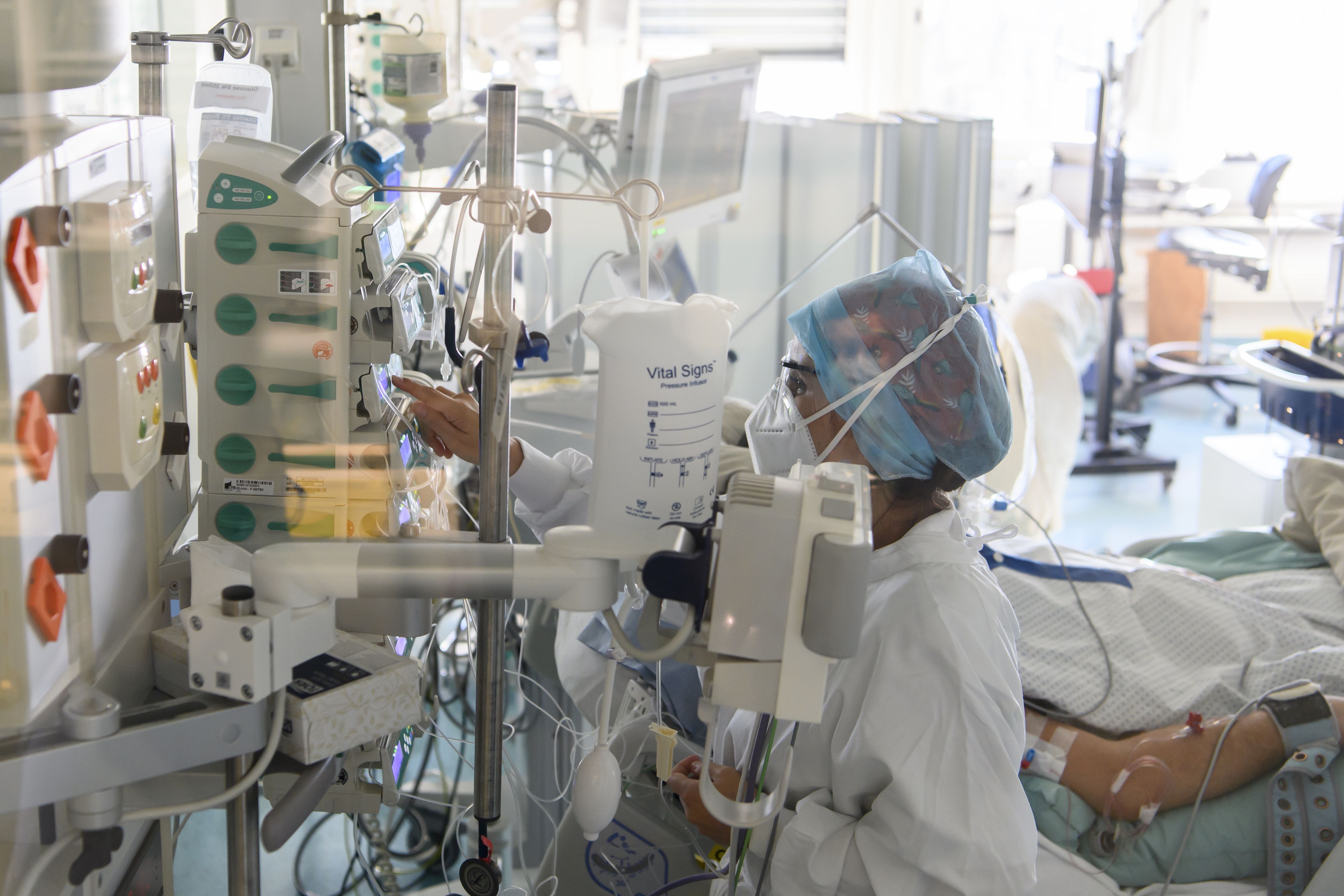 Weiterhin müssen Hunderte Corona-Patienten auf den Intensivstationen behandelt werden.