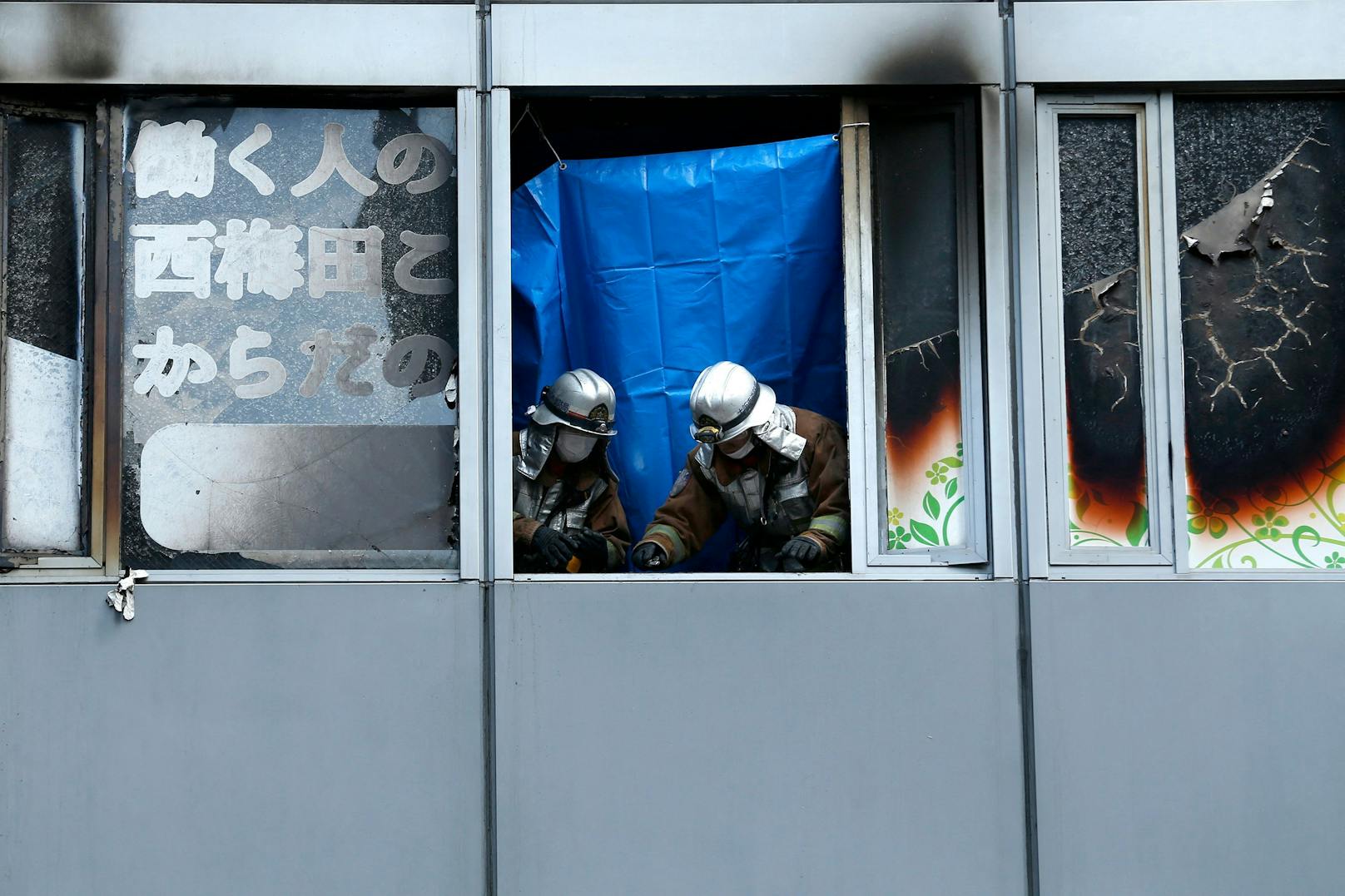 Brandursache unklar: Feuerwehrleute im ausgebrannten Gebäude in Osaka. (17. Dezember 2021)