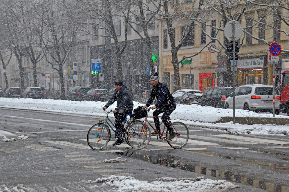 Kräftiger Wind bläst wieder Schnee nach Österreich – auch Wien kann etwas davon abbekommen.