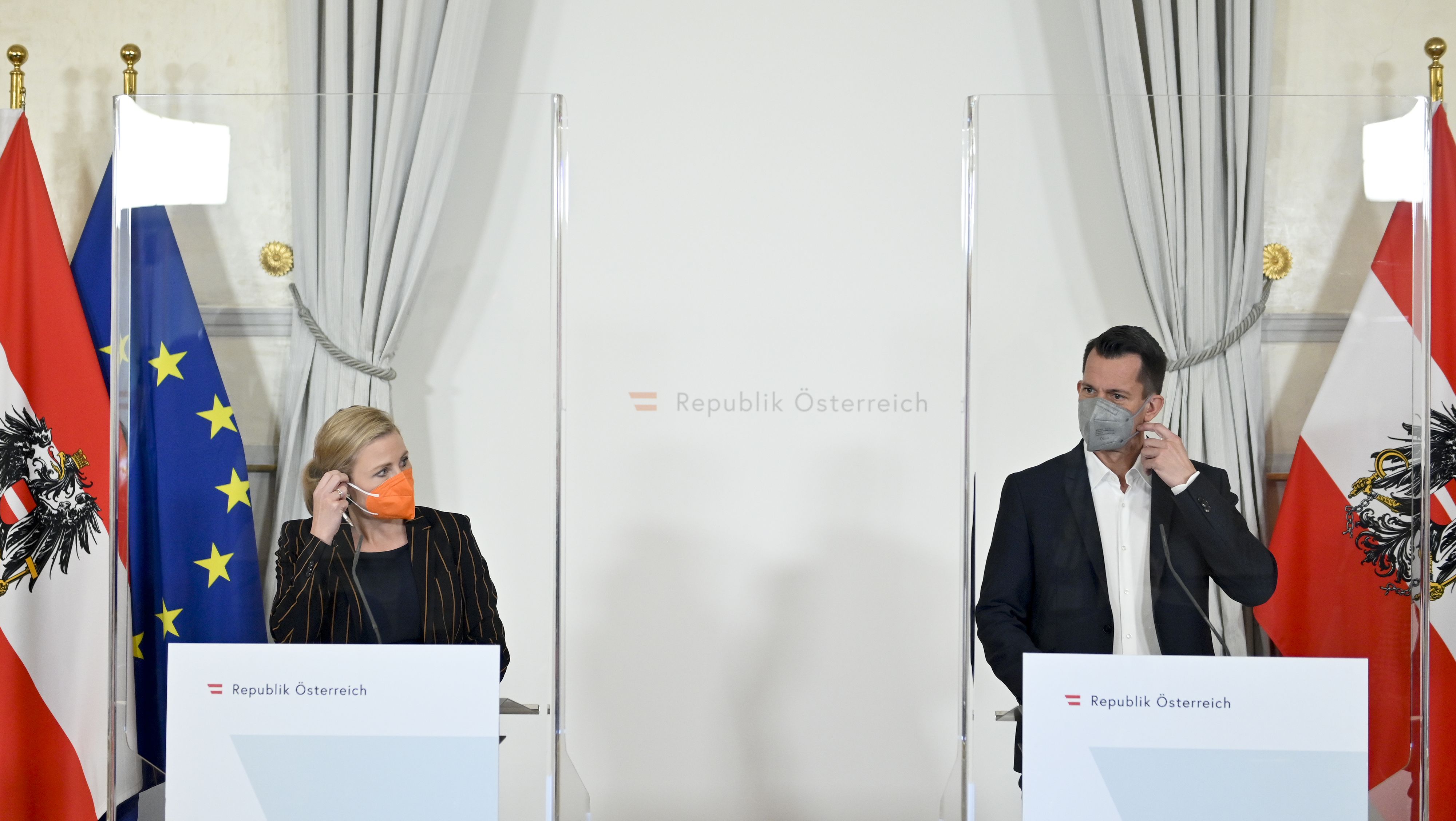 Gesundheitsminister Wolfgang Mückstein und Familienministerin Susanne Raab stellen die geplanten Corona-Regeln während der Feiertage vor.