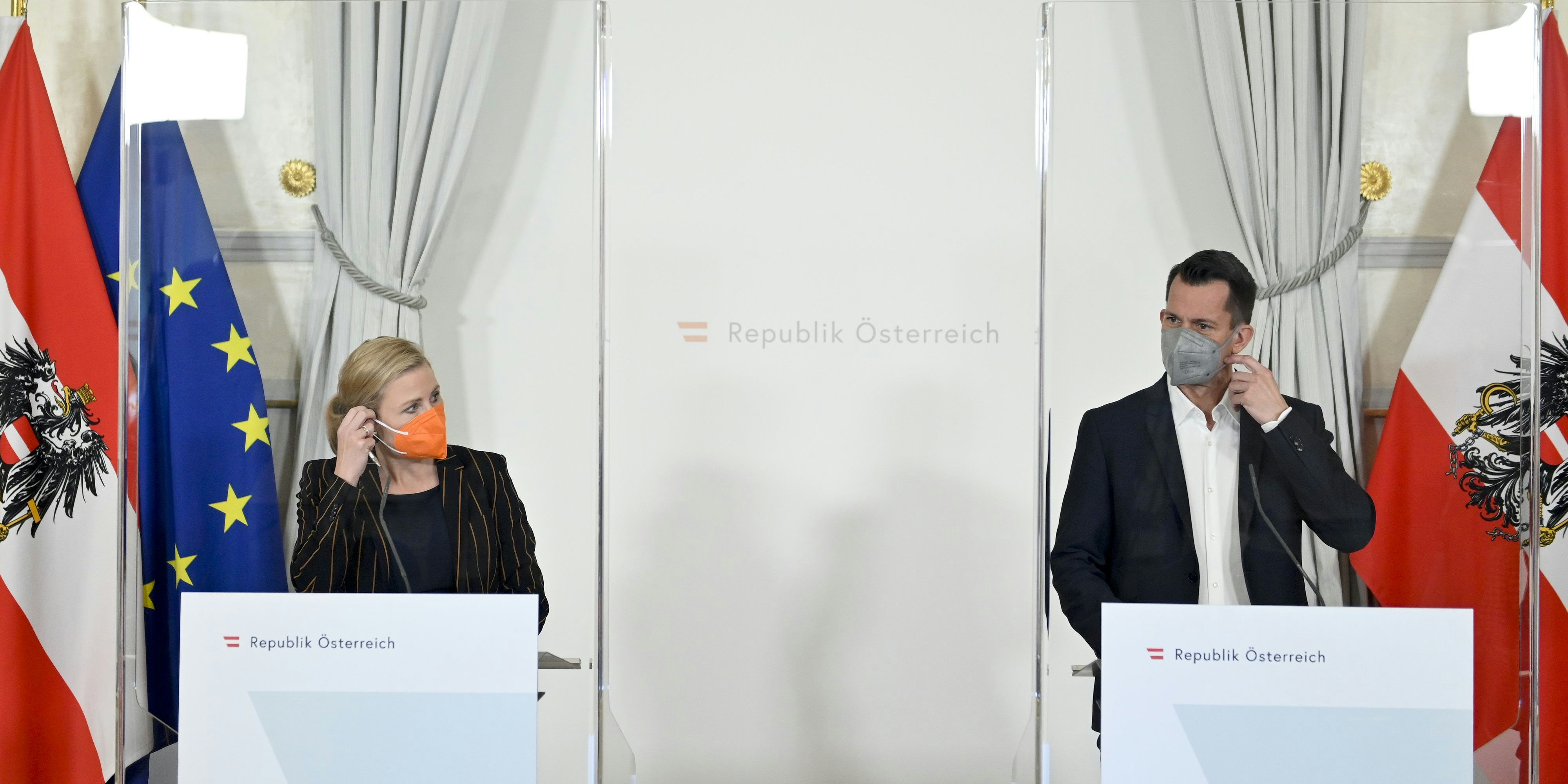 Gesundheitsminister Wolfgang Mückstein und Familienministerin Susanne Raab stellen die geplanten Corona-Regeln während der Feiertage vor.