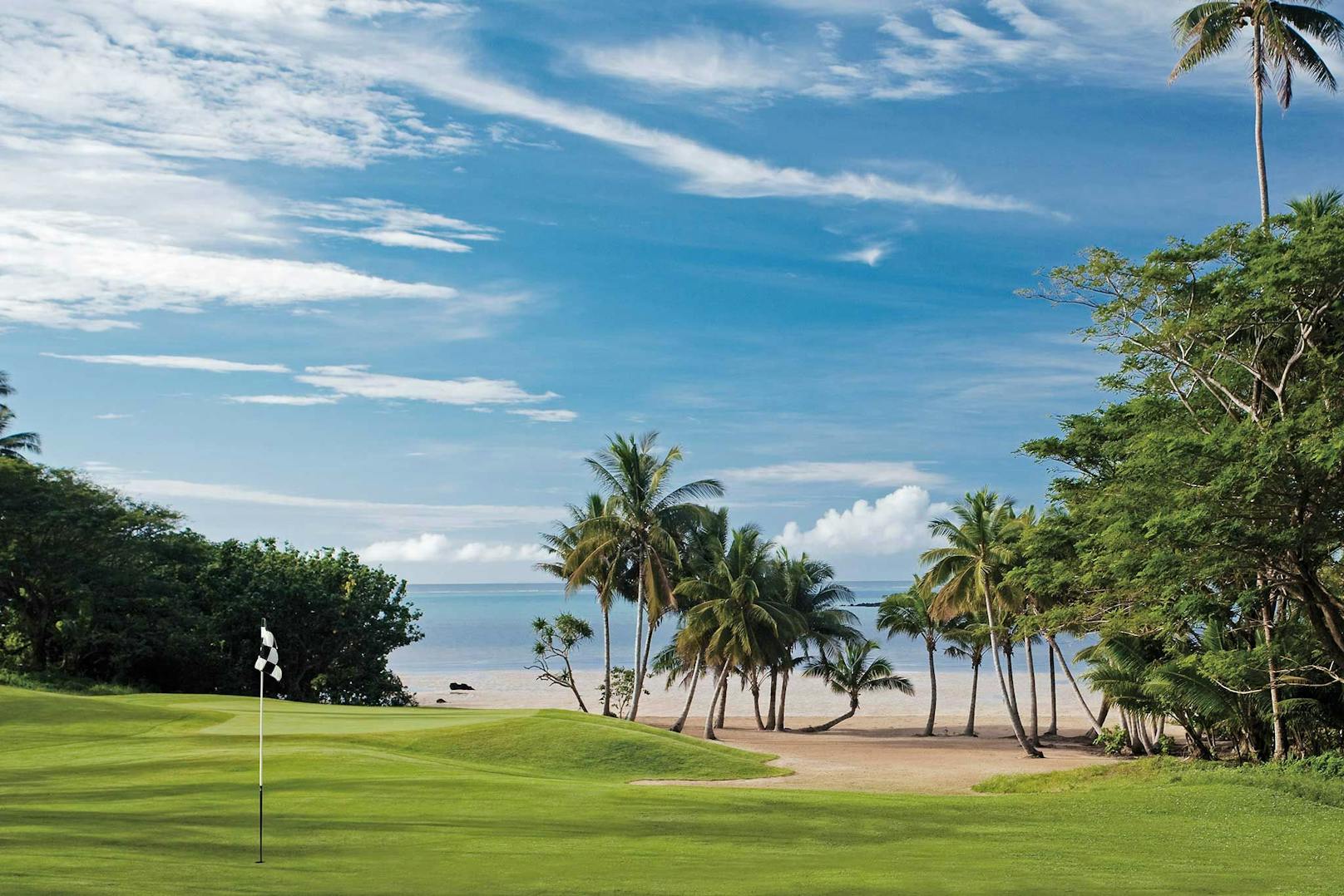 Den tropischen 18-Loch-Golfplatz ließ Mateschitz selbst anlegen und auch die U-Boot-Tour rund um die Insel entspringt seiner Idee.&nbsp;