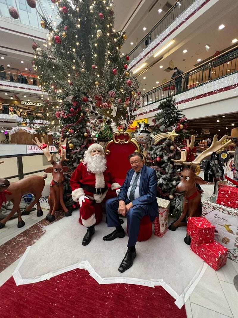 Lugner ist das Impf-Christkind. Er ruft dazu auf, dass sich wirklich alle ihre Impfung abholen sollen.