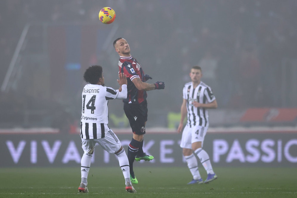 Marko Arnautovic im Duell mit Juventus Turin. 