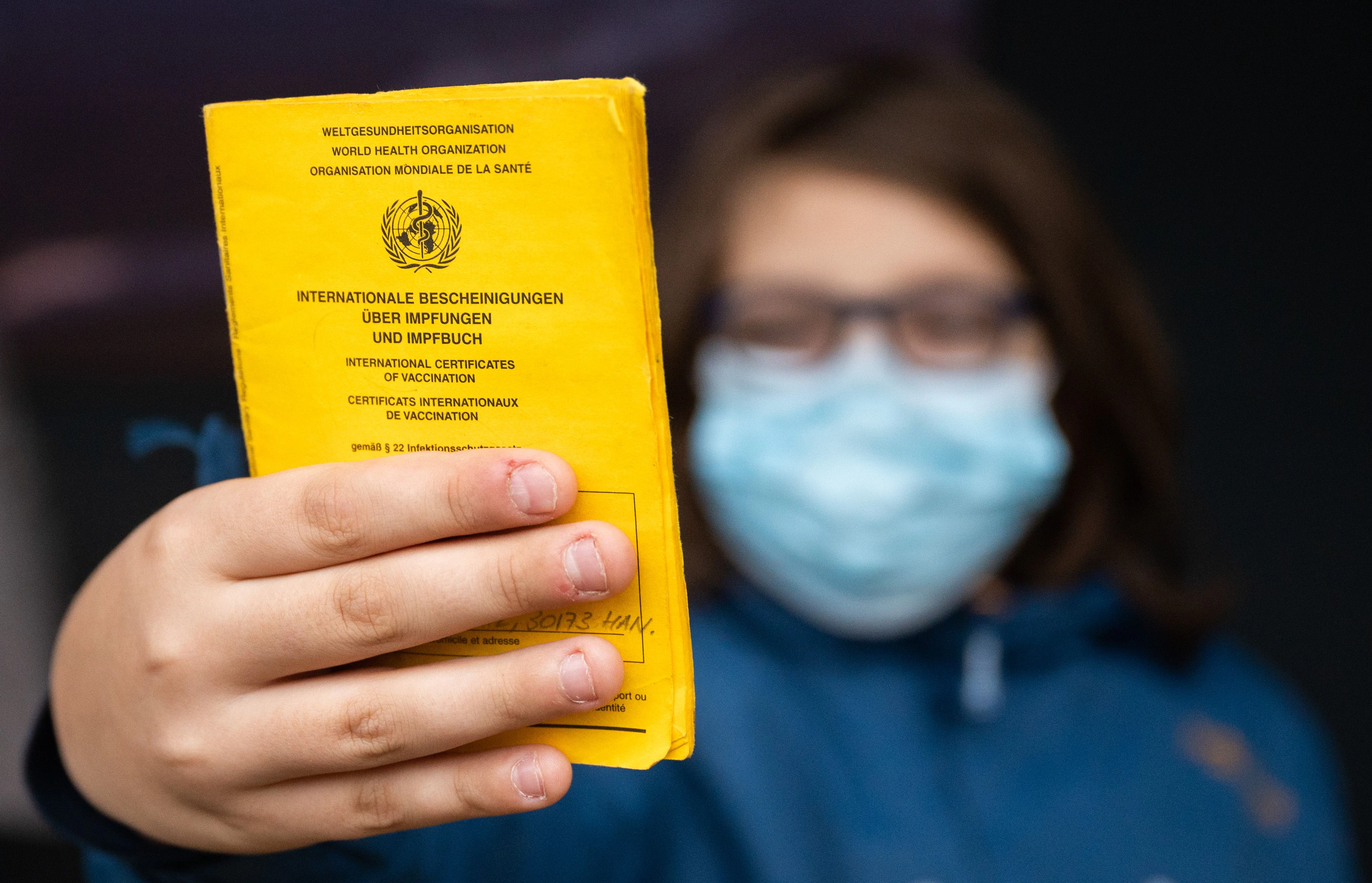 Die Pflegeangestelle soll einen gefälschten Impfpass vorgelegt haben.