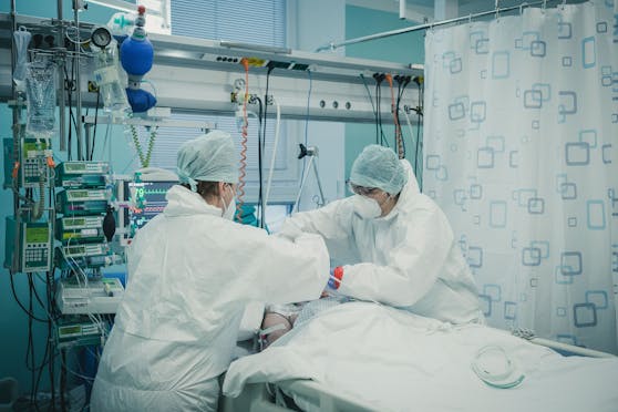 Ärzte auf einer Intensivstation (ICU) für Corona-Patienten. (Symbolbild)