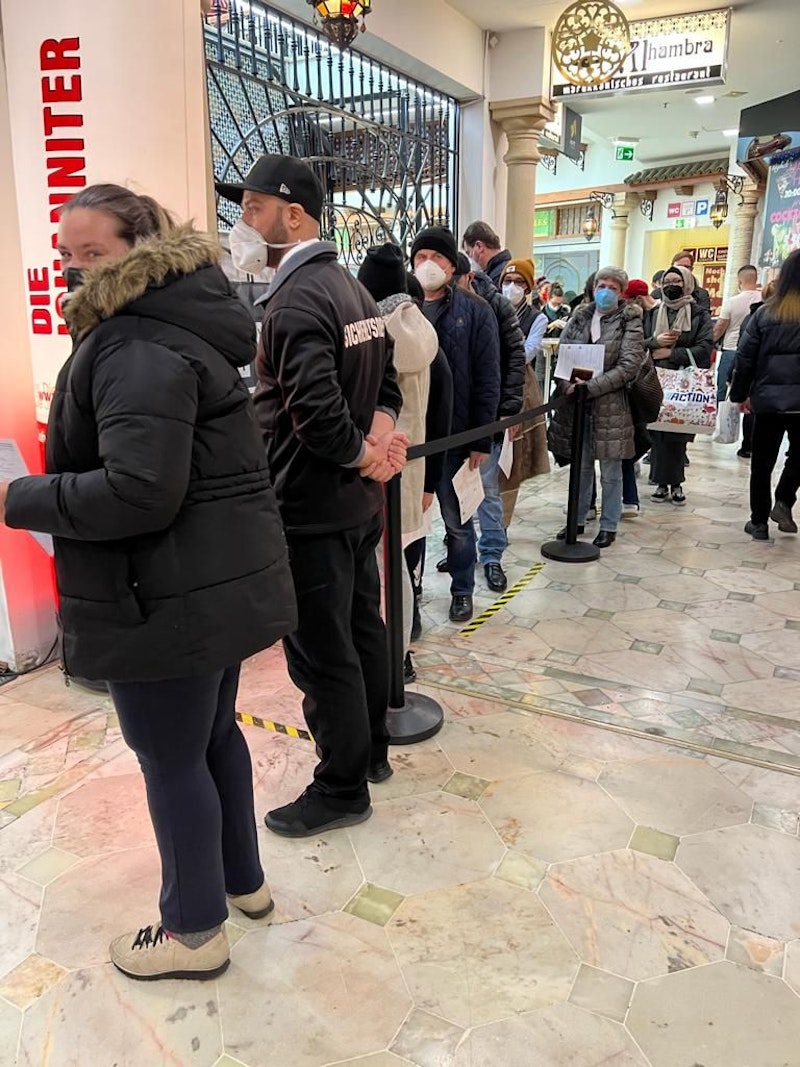 Lugner motiviert nochmal zusätzlich, dass man sich impfen lassen solle. Nur so könne man ein sicheres Weihnachtsfest feiern.