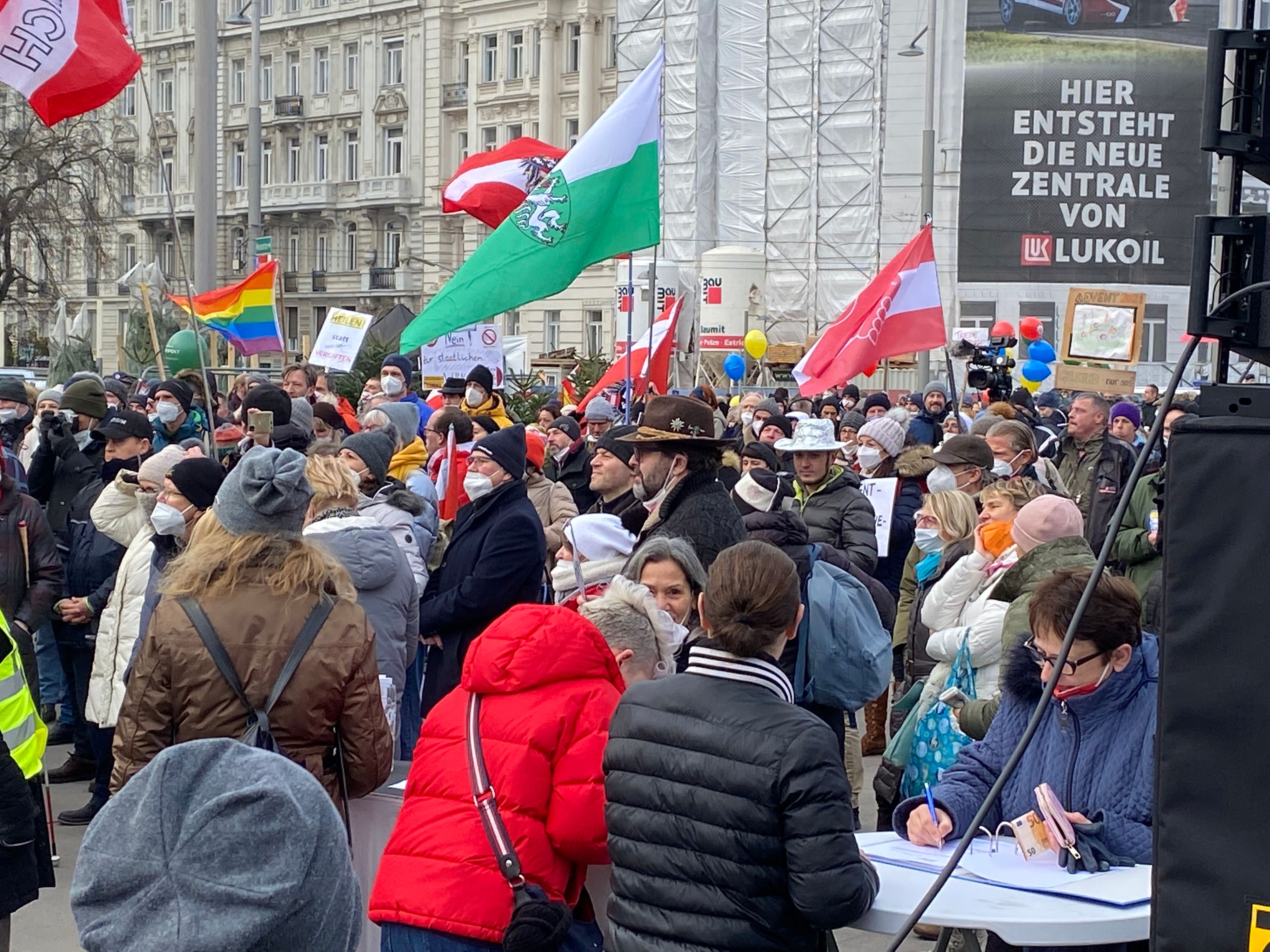 Demonstranten am Schwarzenbergplatz in der Wiener City (Archivbild).