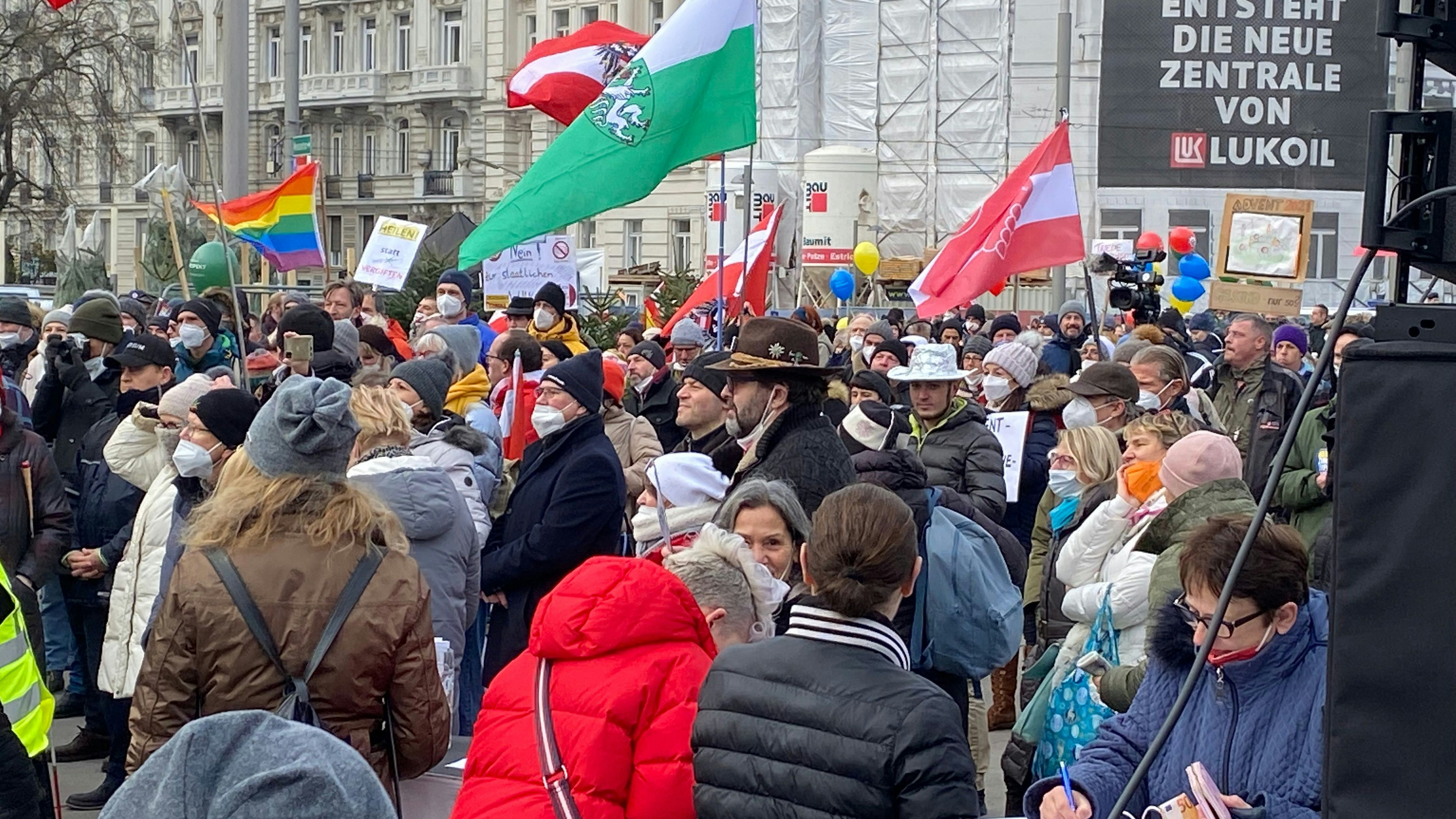 Ab 13 Uhr sammelten sich bis zu 1.000 Teilnehmer am Schwarzenbergplatz.
