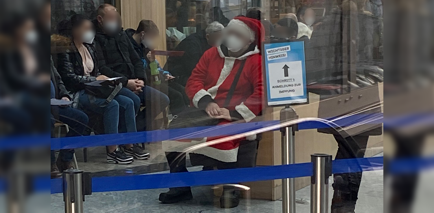 Der Weihnachtsmann ließ sich am Donnerstag impfen.