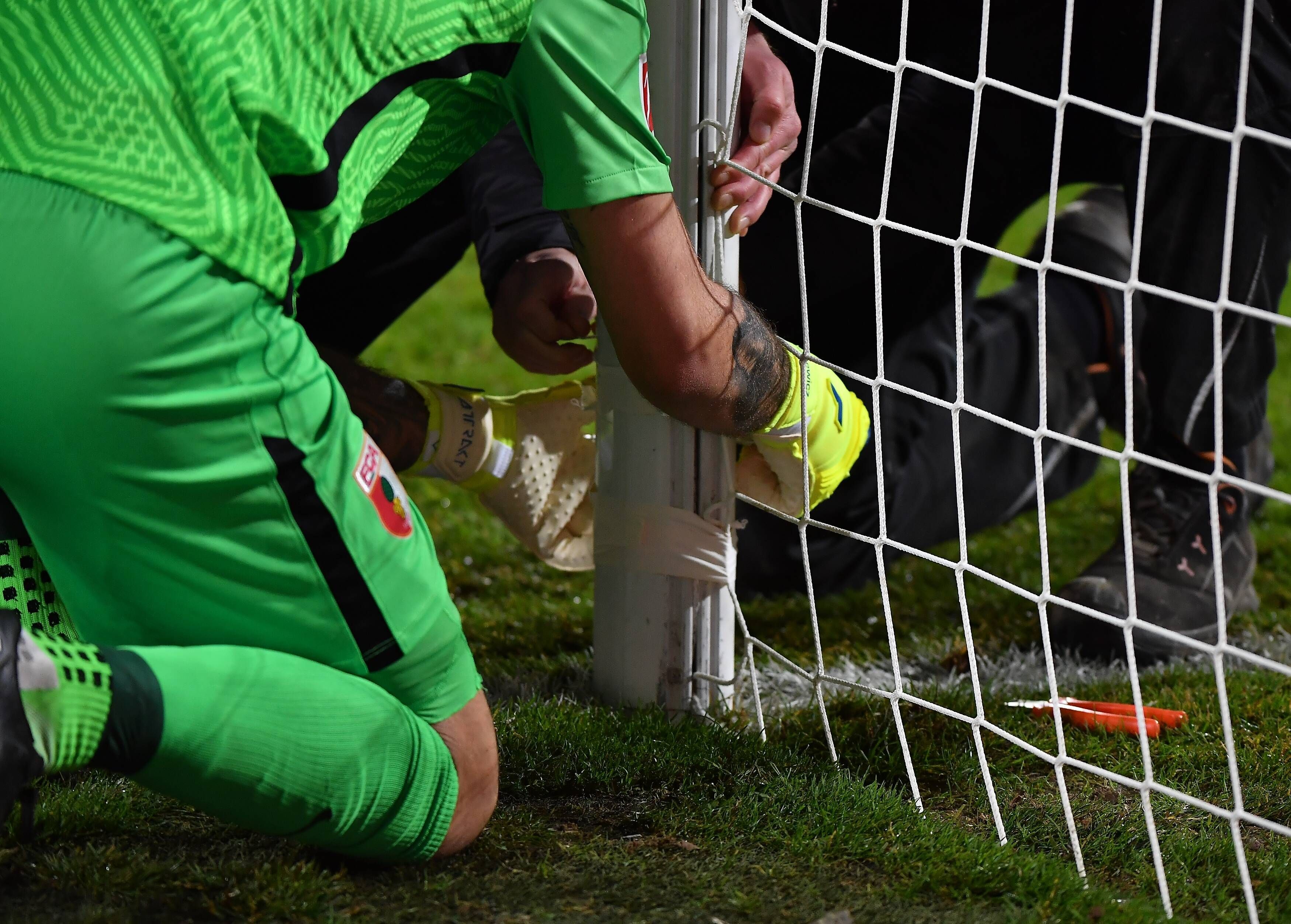 Augsburg-Keeper Rafal Gikiewicz reparierte das Tornetz. 