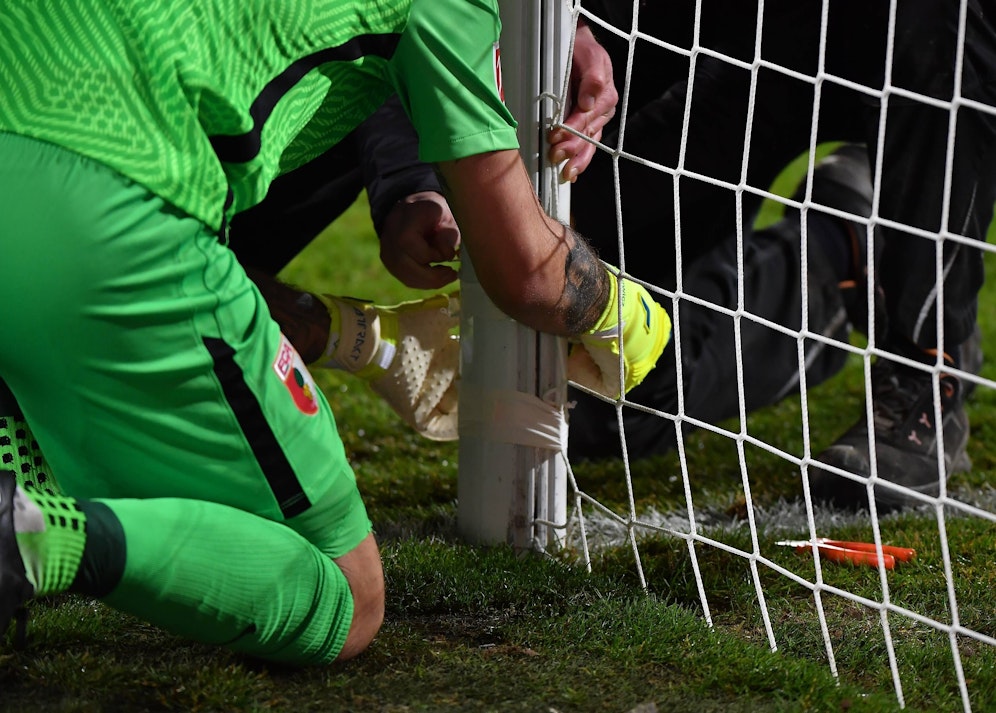 Augsburg-Keeper Rafal Gikiewicz reparierte das Tornetz. 