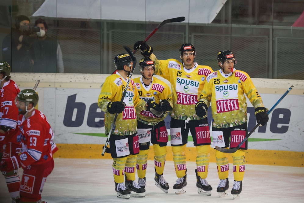 Die Caps jubeln über den Sieg gegen Bozen