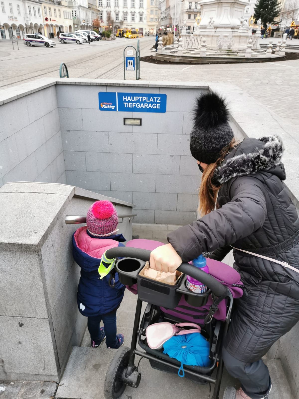Weil das Rathaus aufgrund der Corona-Demos gesperrt ist, gibt es keinen barrierefreien Zugang zur Tiefgarage. Eltern müssen den Kinderwagen über die Treppen schleppen, wie Leserreporter Thomas A. dokumentiert.