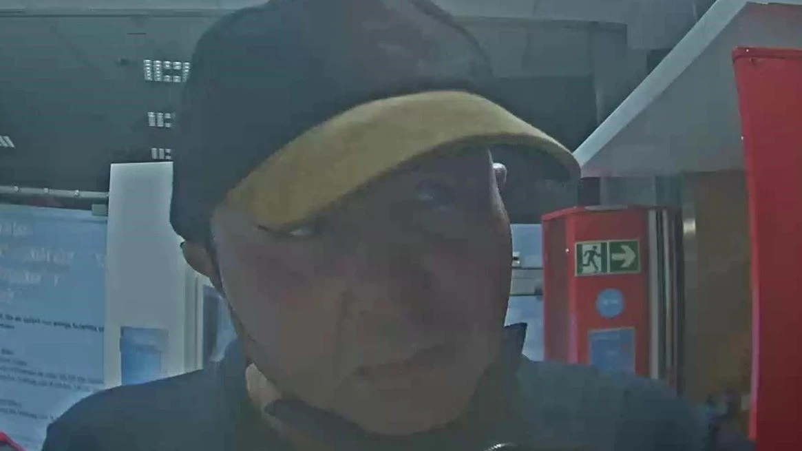 Die Polizei sucht diesen Mann.