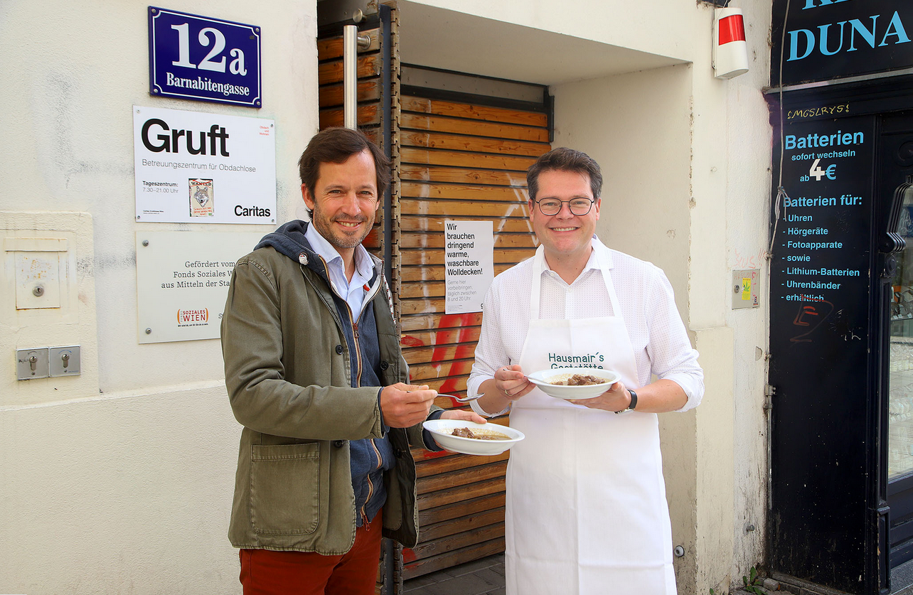 Wiens Caritas-Chef Klaus Schwertner (li.) und Stadtrat Jürgen Czernohorszky (SPÖ) kredenzten Obdachlosen in der Gruft frisch gekochtes Wildschweingulasch.
