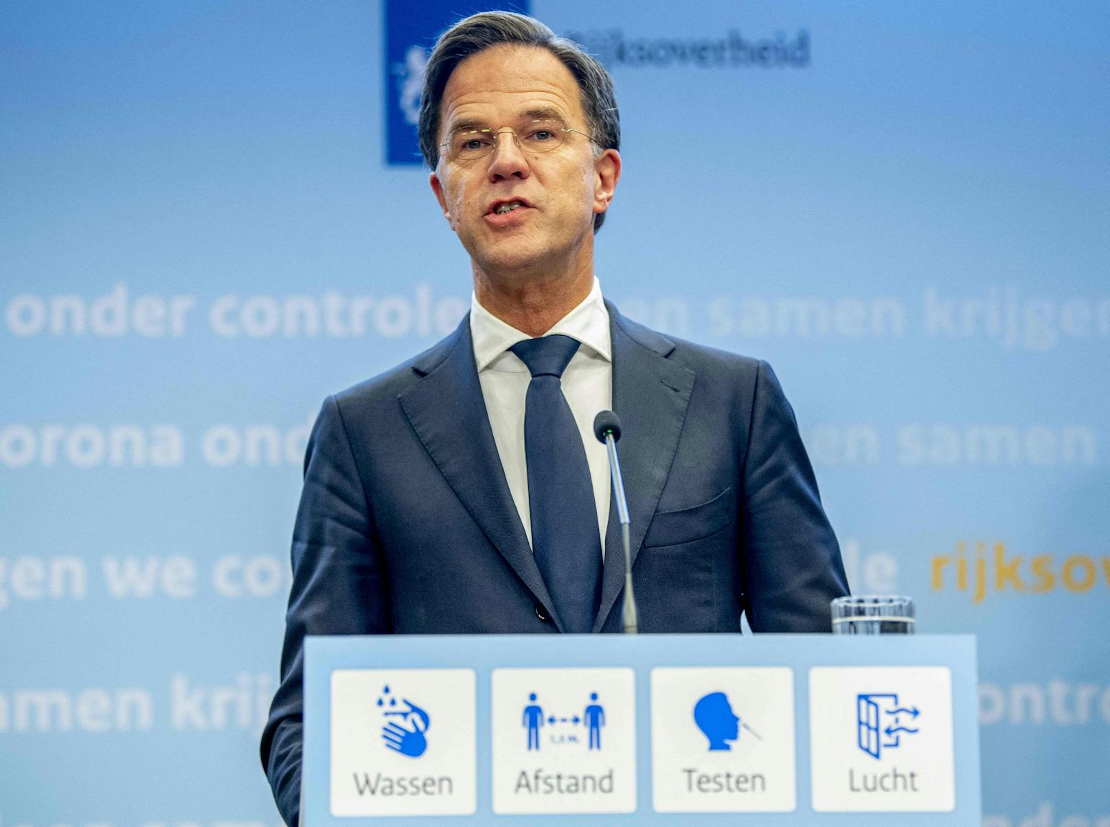 Nach über einen Monat Lockdown soll in den Niederlanden wieder gelockert werden. Das soll Ministerpräsident Mark Rutte laut "Reuters" heute verkünden.