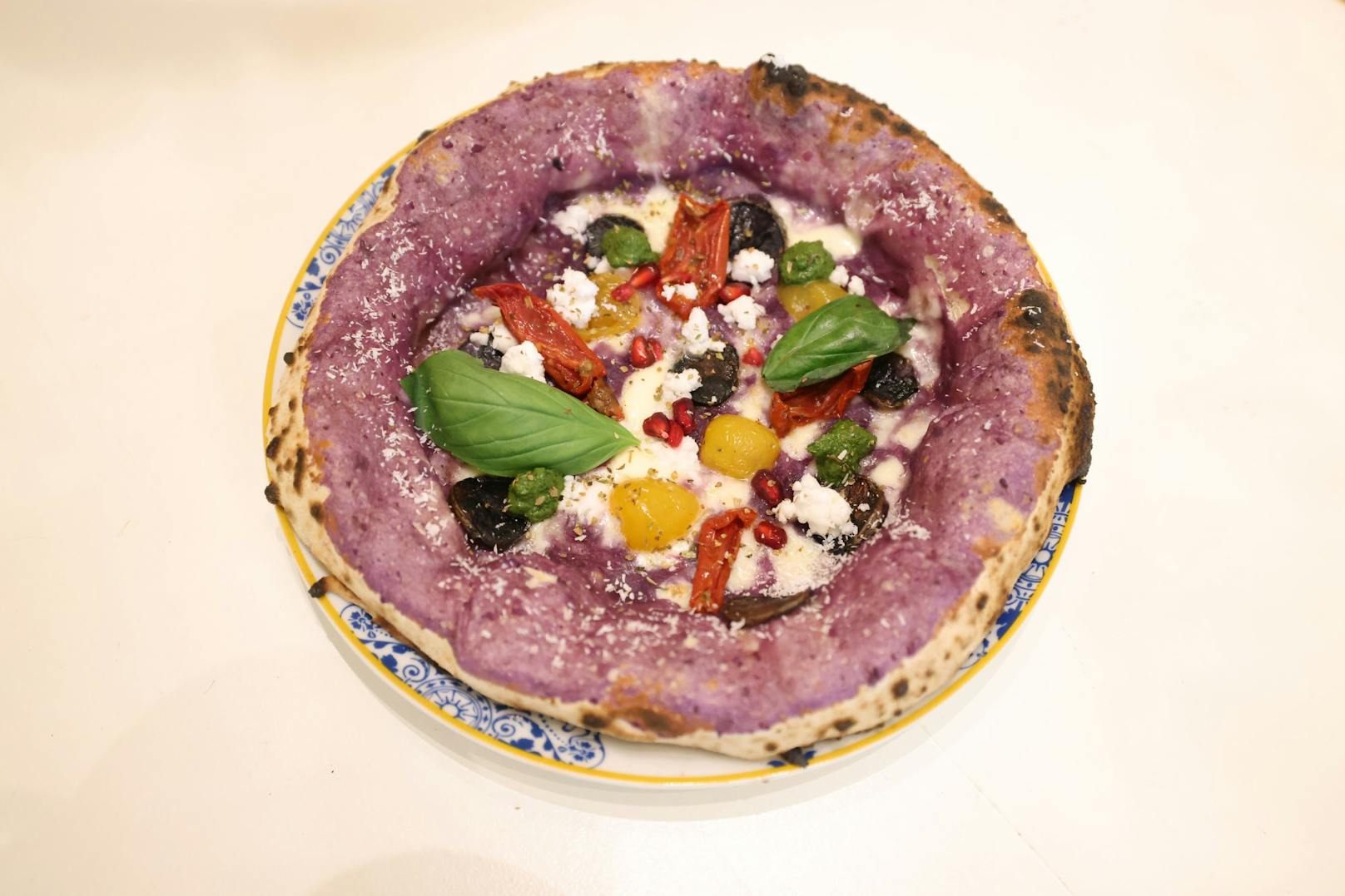 Die Pizza "Viola" (15,90 €)&nbsp;bekommt durch eine Soße aus lila Erdäpfeln ihre kräftige Farbe. Zu haben ist sie vegetarisch mit Burrata und vegan&nbsp;mit Feta.