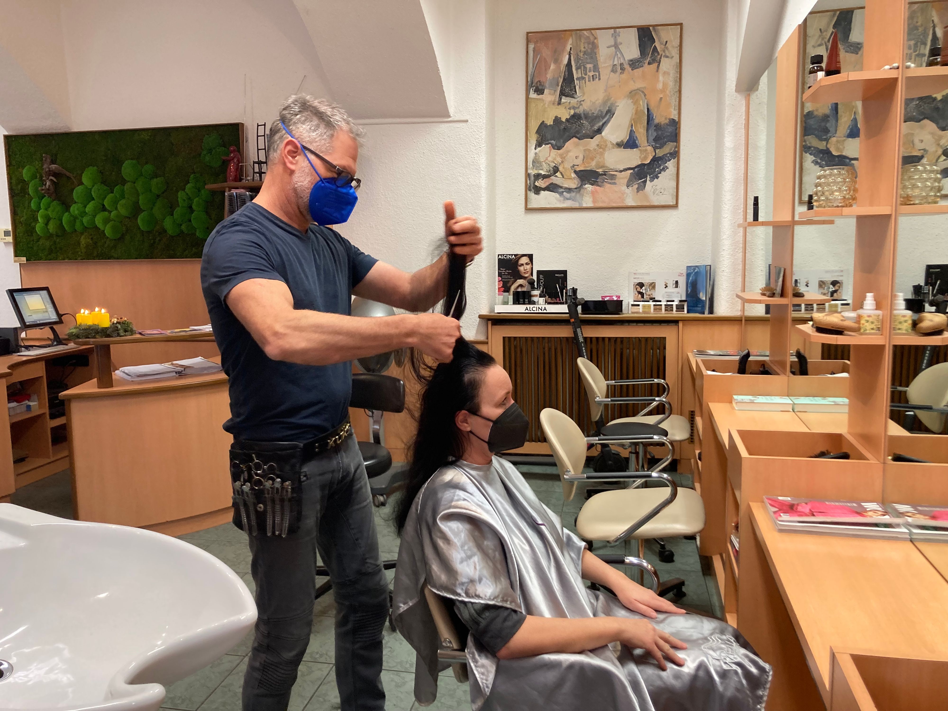 Friseur Jörg Kuks bediente auch am Sonntag seine Kundinnen und Kunden.